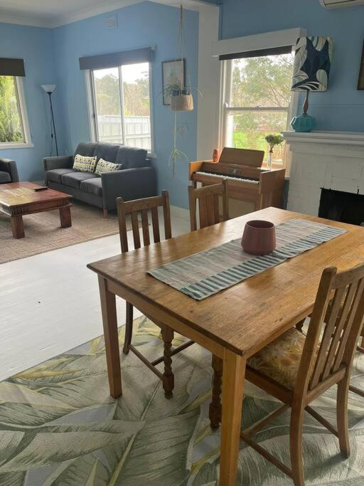 Cosy, historic and affordable entire cottage - 3 bedroom, 2 bathroom - 5kms from Castlemaine, 2kms from Calder