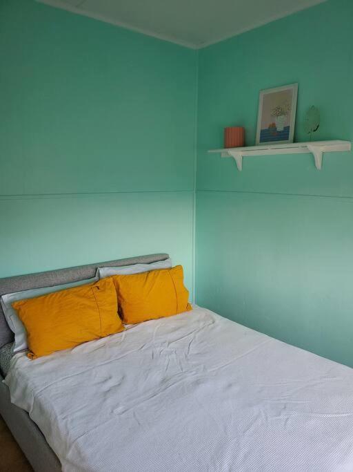 Cosy, historic and affordable entire cottage - 3 bedroom, 2 bathroom - 5kms from Castlemaine, 2kms from Calder