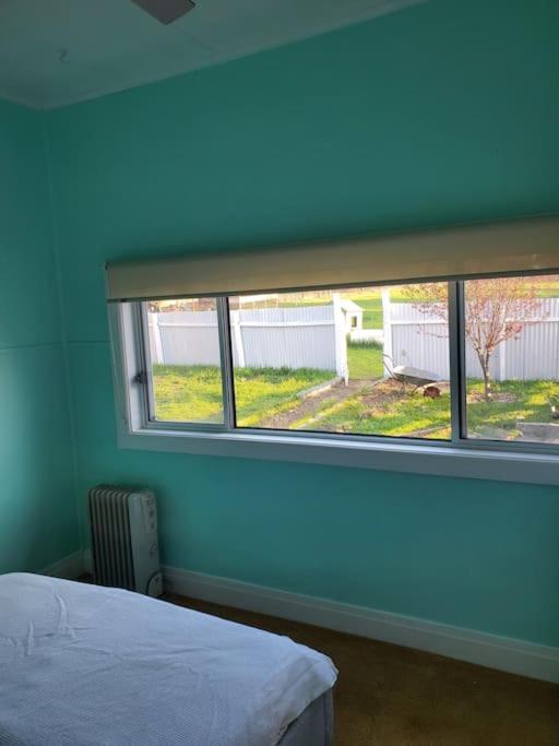 Cosy, historic and affordable entire cottage - 3 bedroom, 2 bathroom - 5kms from Castlemaine, 2kms from Calder