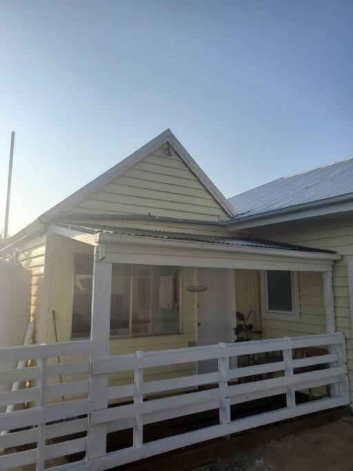 Cosy, historic and affordable entire cottage - 3 bedroom, 2 bathroom - 5kms from Castlemaine, 2kms from Calder