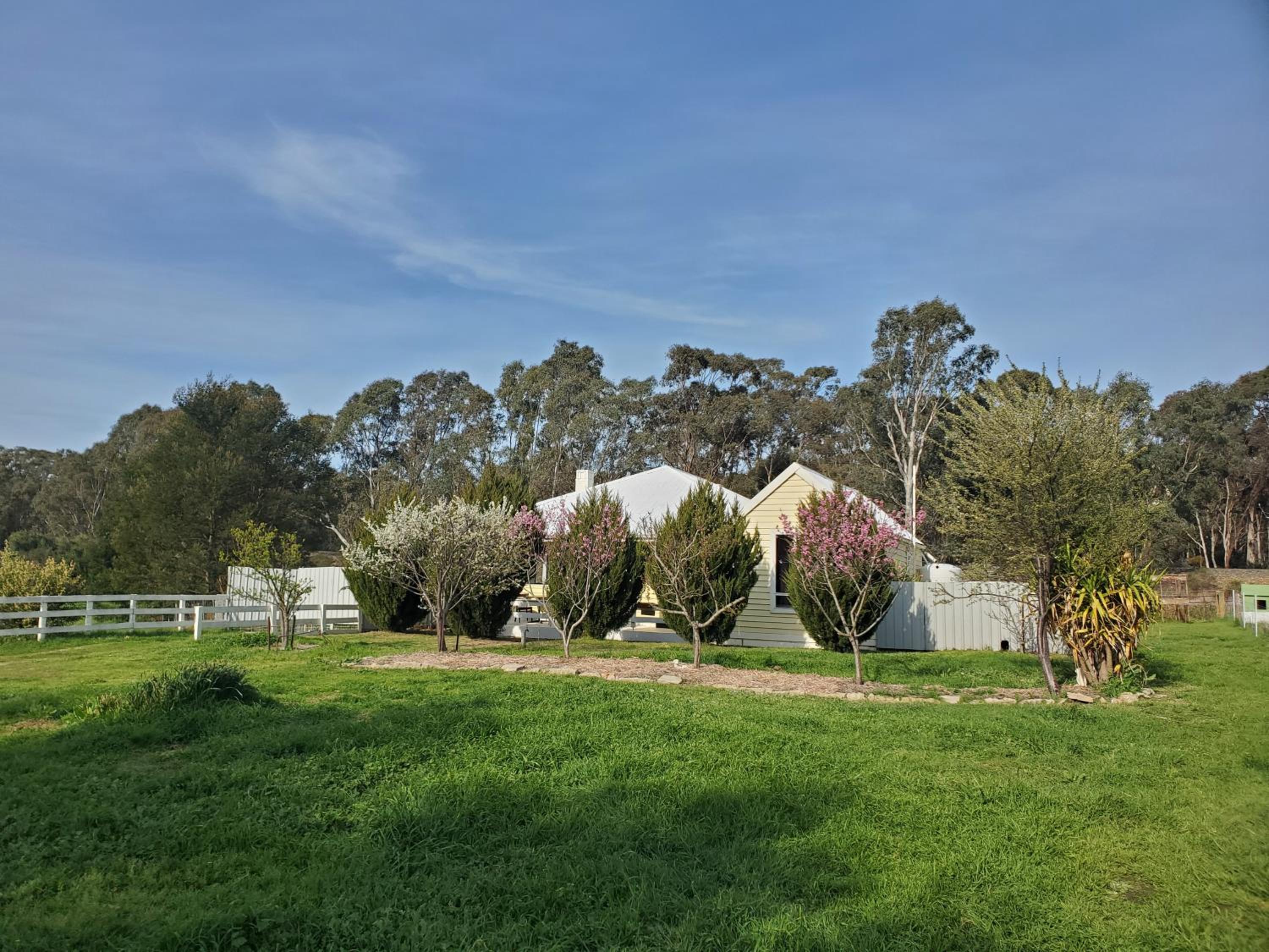 Cosy, historic and affordable entire cottage - 3 bedroom, 2 bathroom - 5kms from Castlemaine, 2kms from Calder