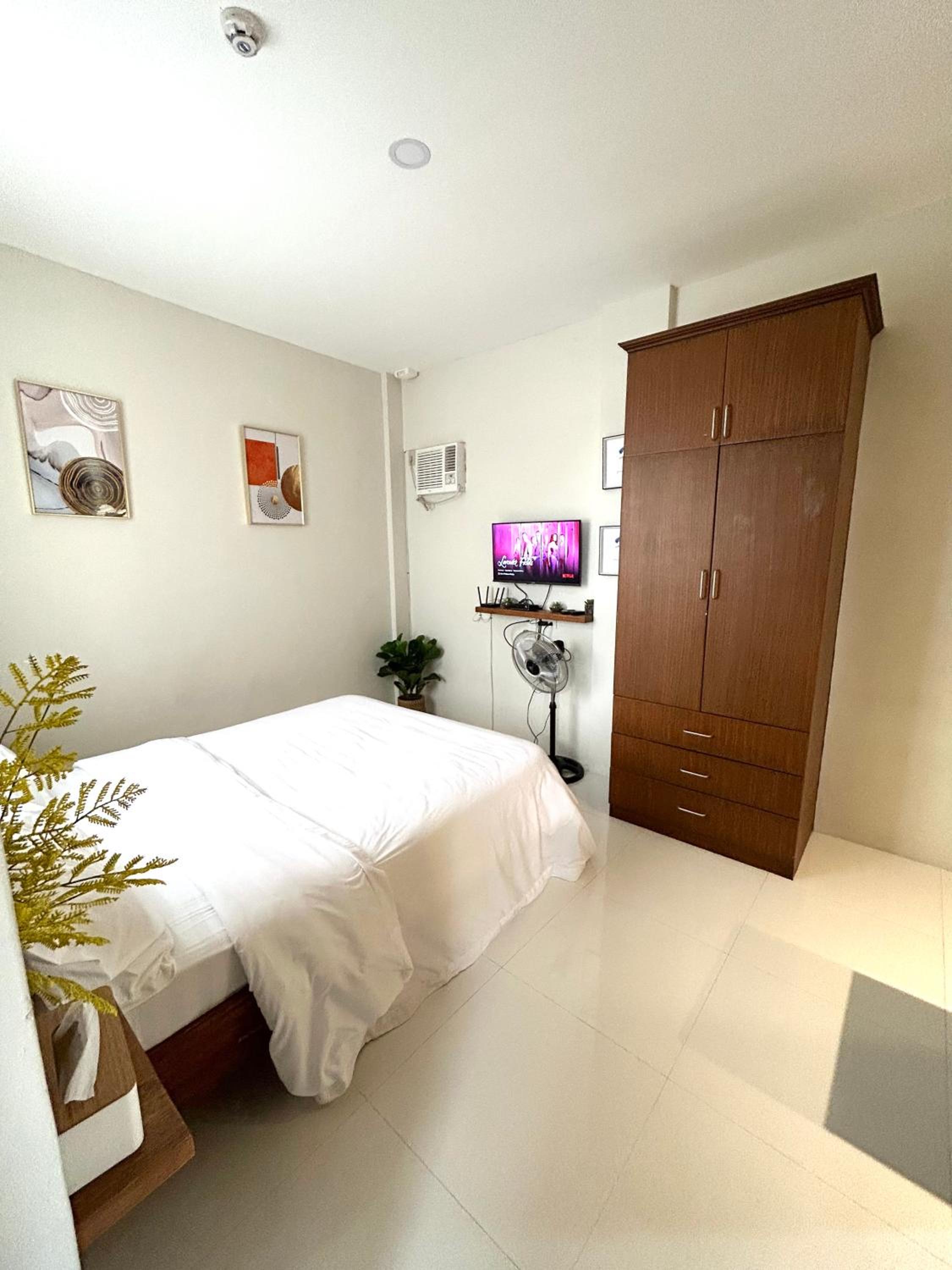 Henry residences Apartment Studio type close to SM, Walking St, Airport view 2