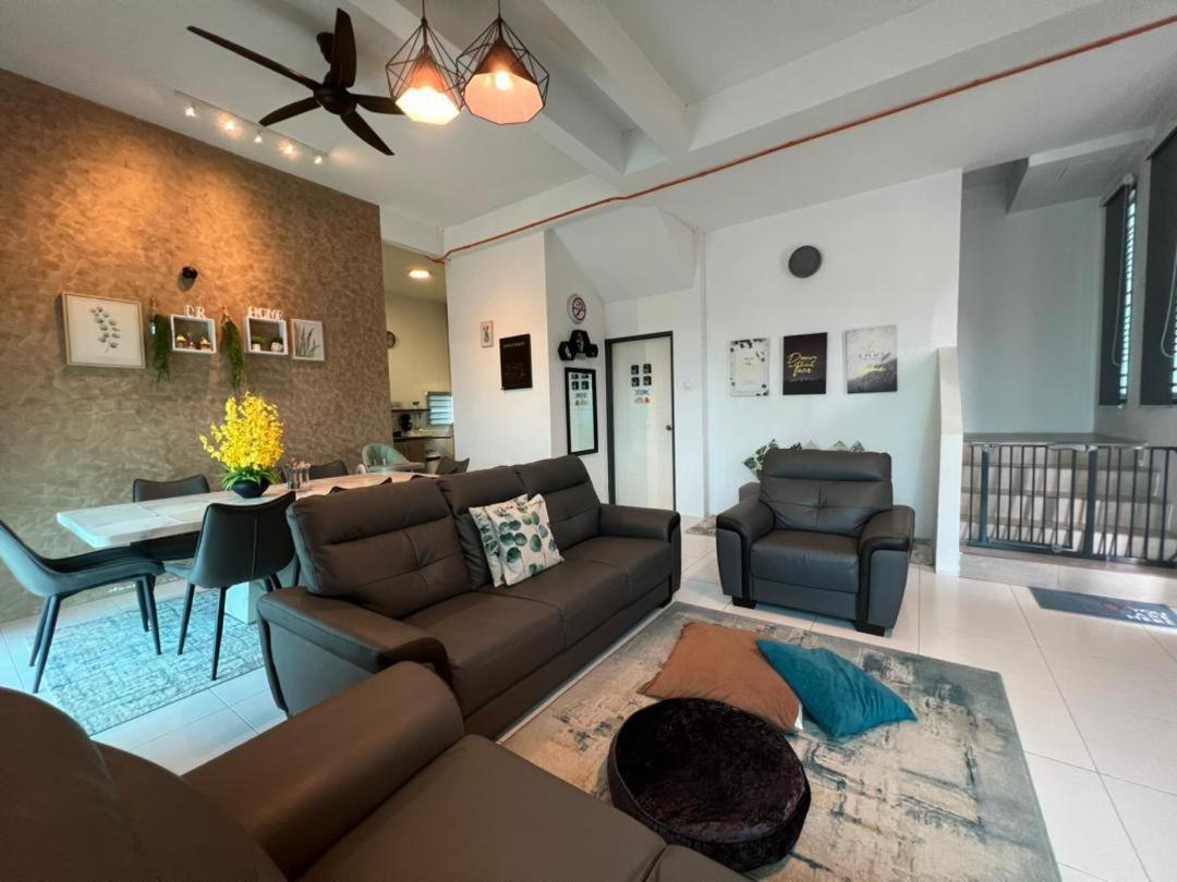 Homestay banglo 4 bilik aircond dan ruang tamu aircond 500meter dari HSB photo 1