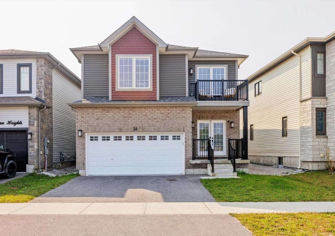 Luxurious and Beautiful, Barrie