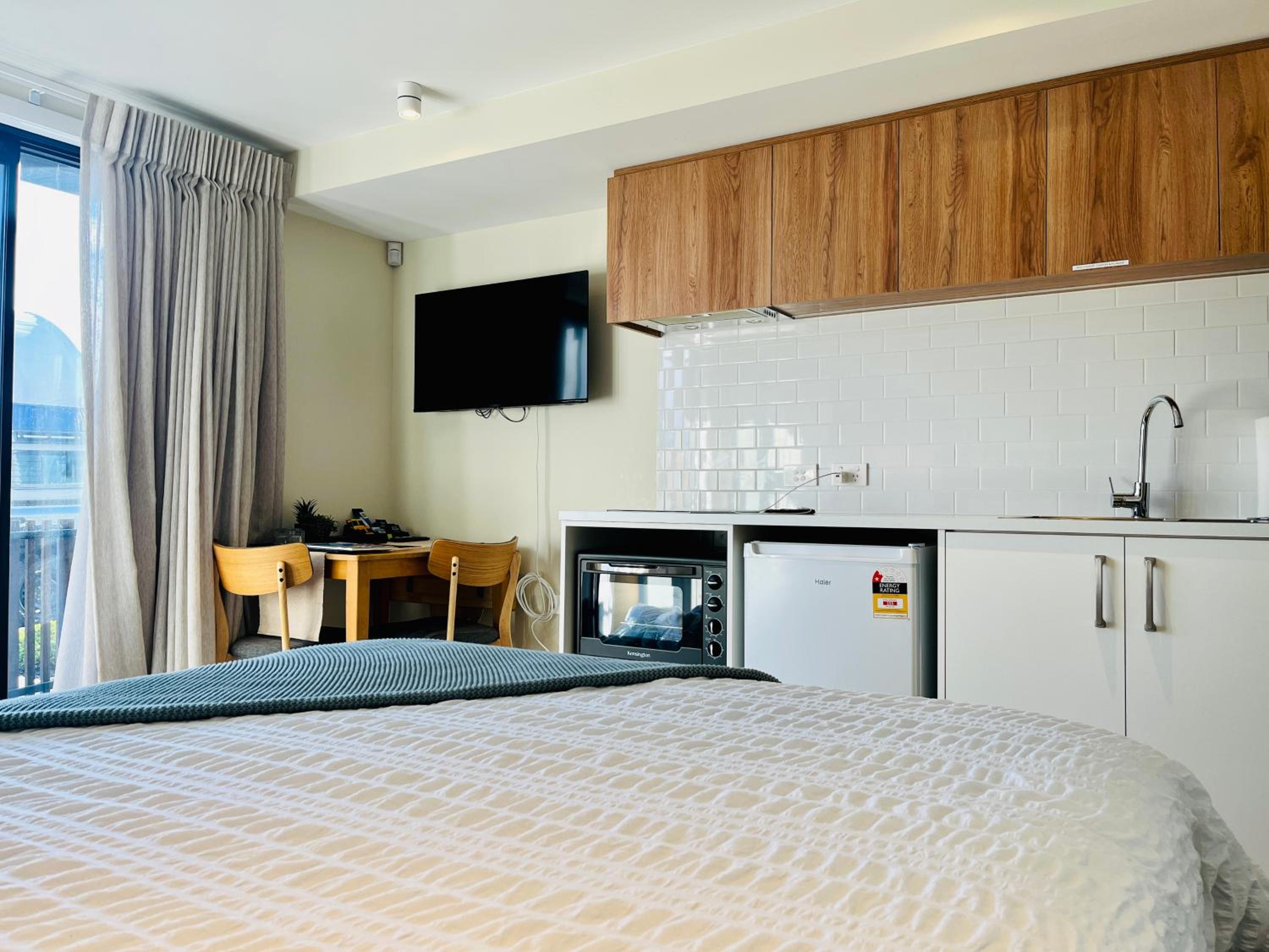 Queenstown Studio, 5mins to Airport, Self Check-in, WIFI, Walk to Shopping Centre view 3