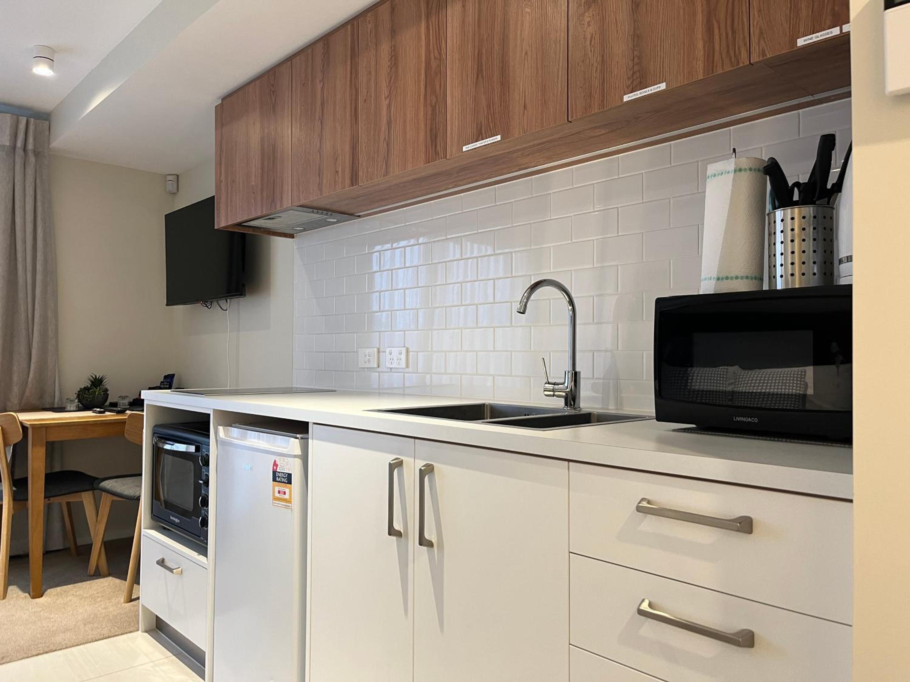 Queenstown Studio, 5mins to Airport, Self Check-in, WIFI, Walk to Shopping Centre view 2