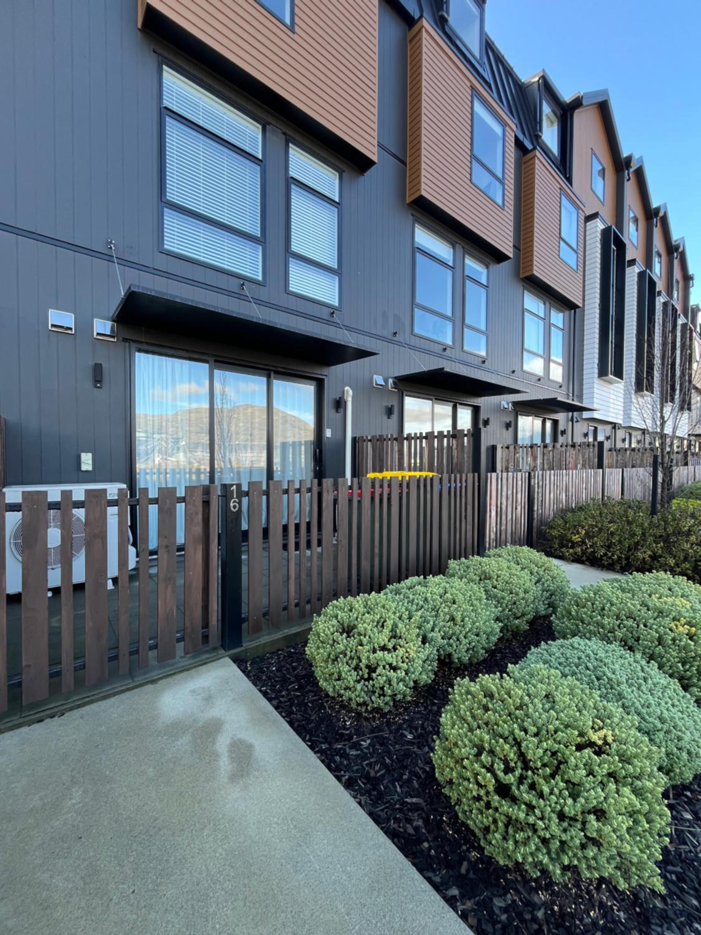Queenstown Studio, 5mins to Airport, Self Check-in, WIFI, Walk to Shopping Centre view 4