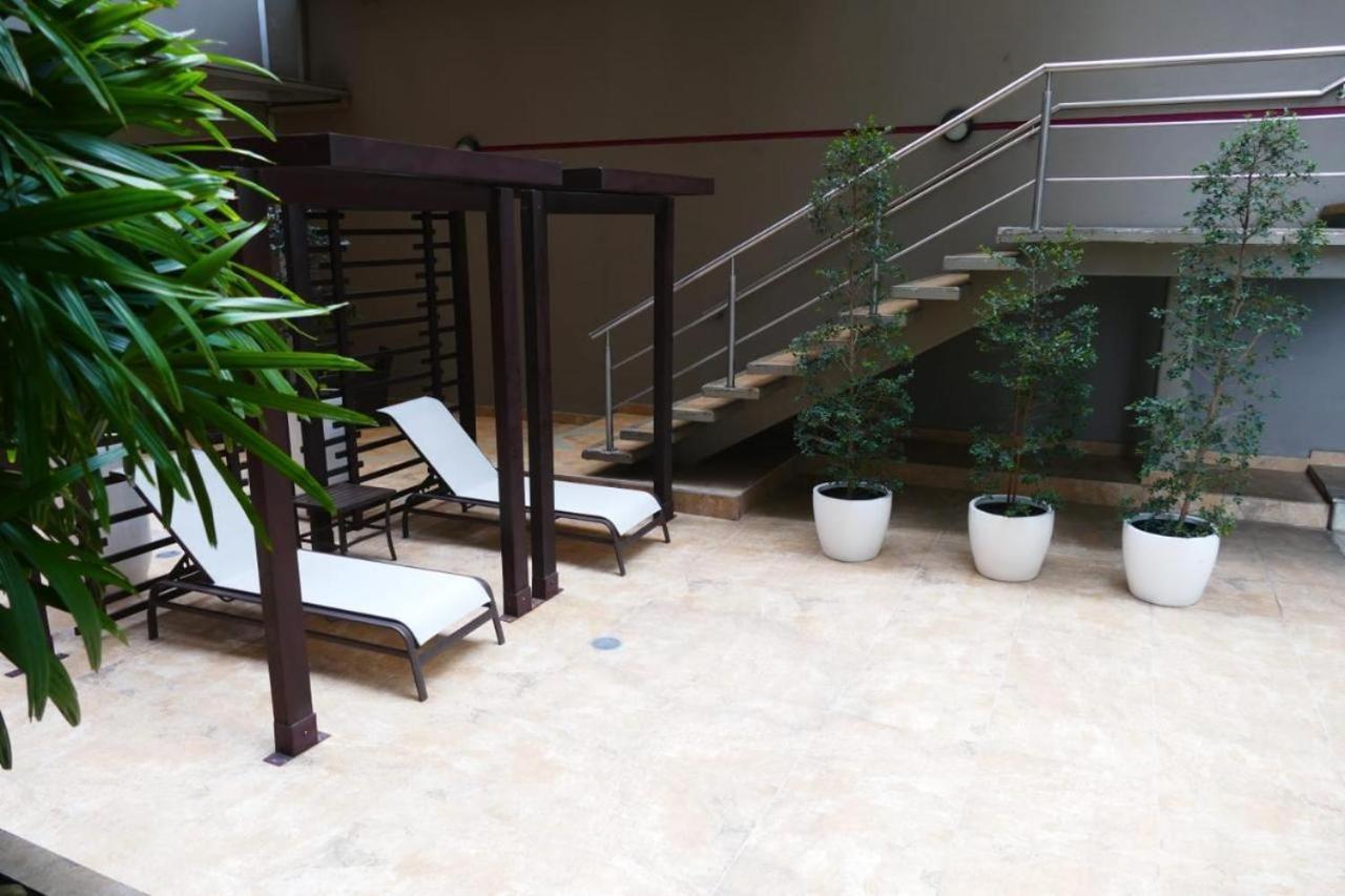 Con servcio de Luz permanente ApartaSuite cerca Mall del Sol