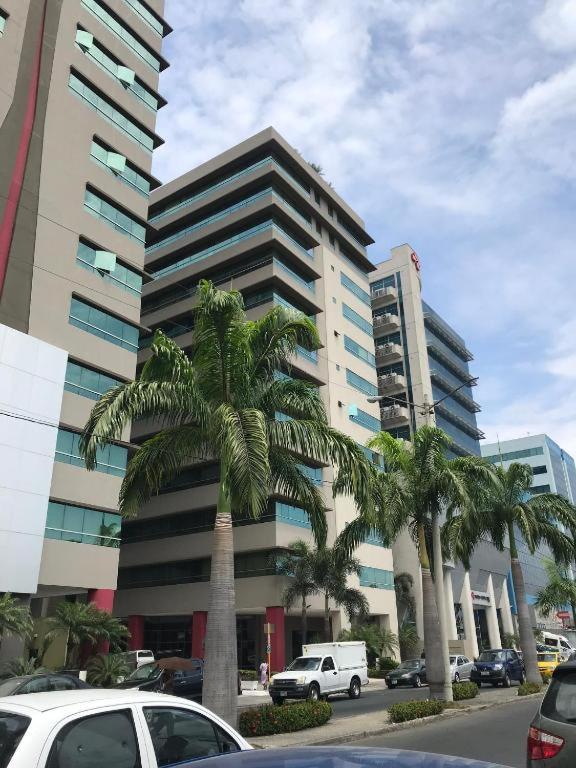 Con servcio de Luz permanente ApartaSuite cerca Mall del Sol