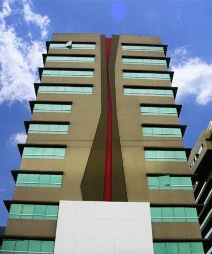 Con servcio de Luz permanente ApartaSuite cerca Mall del Sol