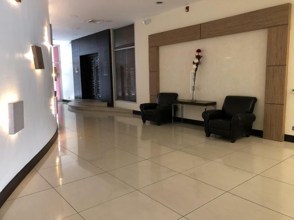 Con servcio de Luz permanente ApartaSuite cerca Mall del Sol
