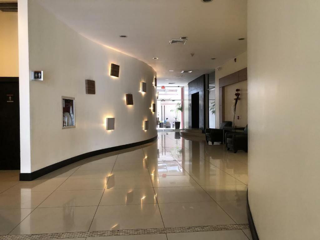 Con servcio de Luz permanente ApartaSuite cerca Mall del Sol