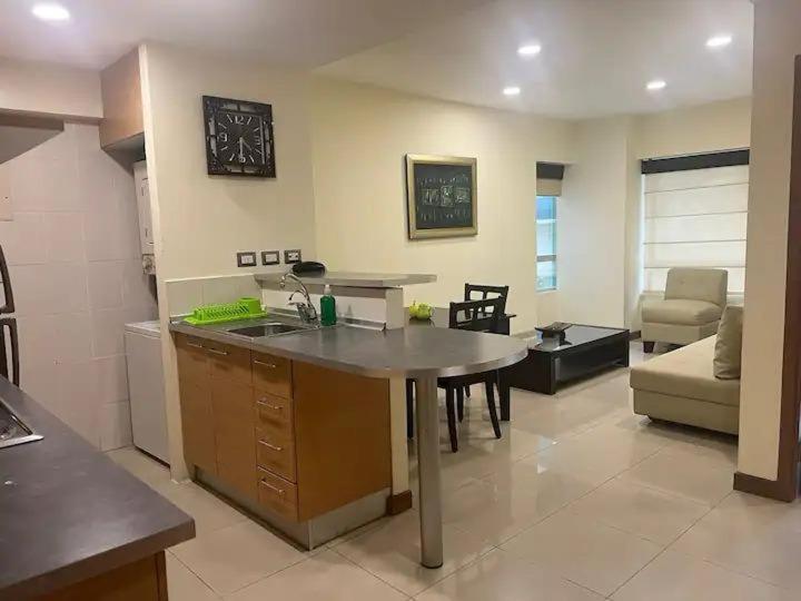 ApartaSuite con luz permanente diagonal Centro de Convenciones Guayaquil