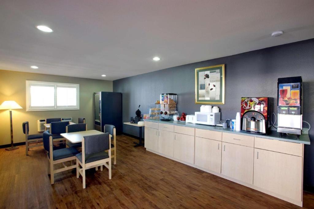 Americas Best Value Inn Midland view 3