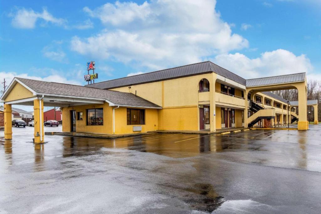 Econo Lodge view 4