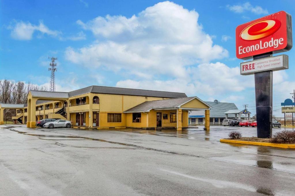 Econo Lodge view 5