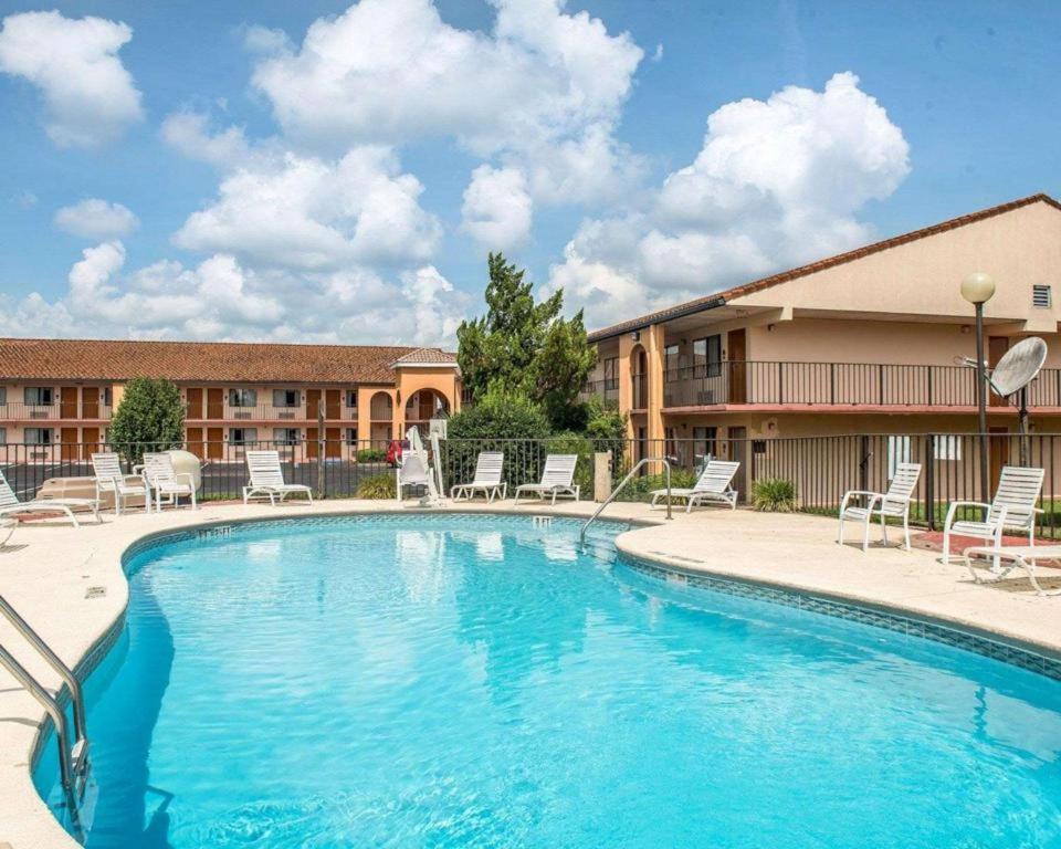 Quality Inn Marianna South view 3