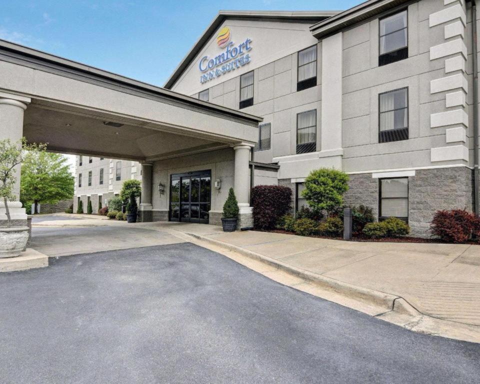 Hotel Comfort Inn & Suites Hot Springs Midtown - Image 1