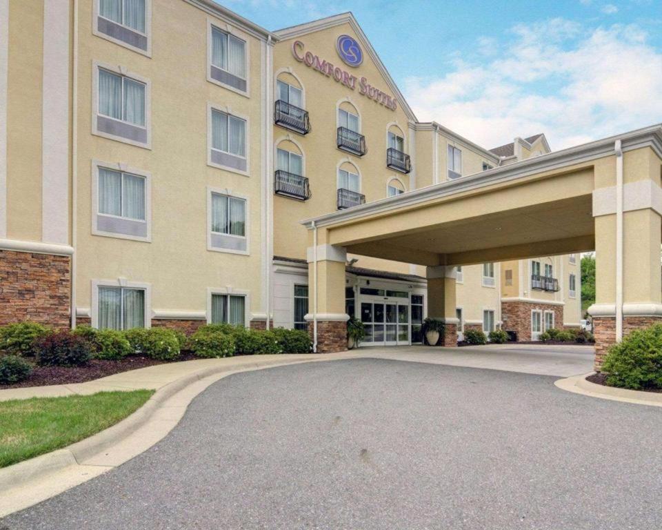 Hotel Comfort Suites near Hot Springs Park - Image 1