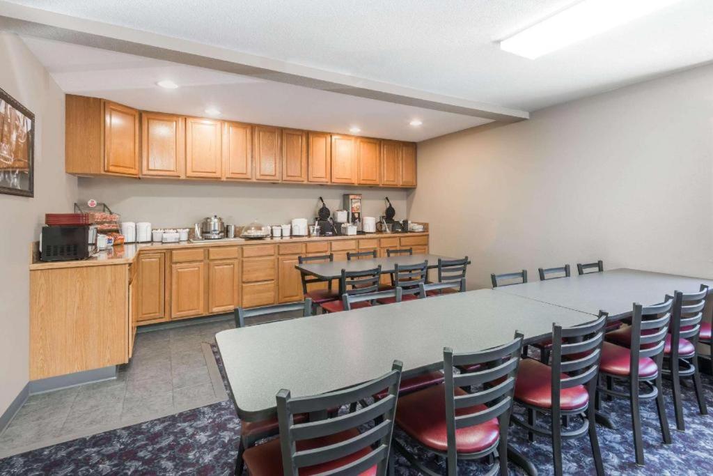 Super 8 By Wyndham Beloit
