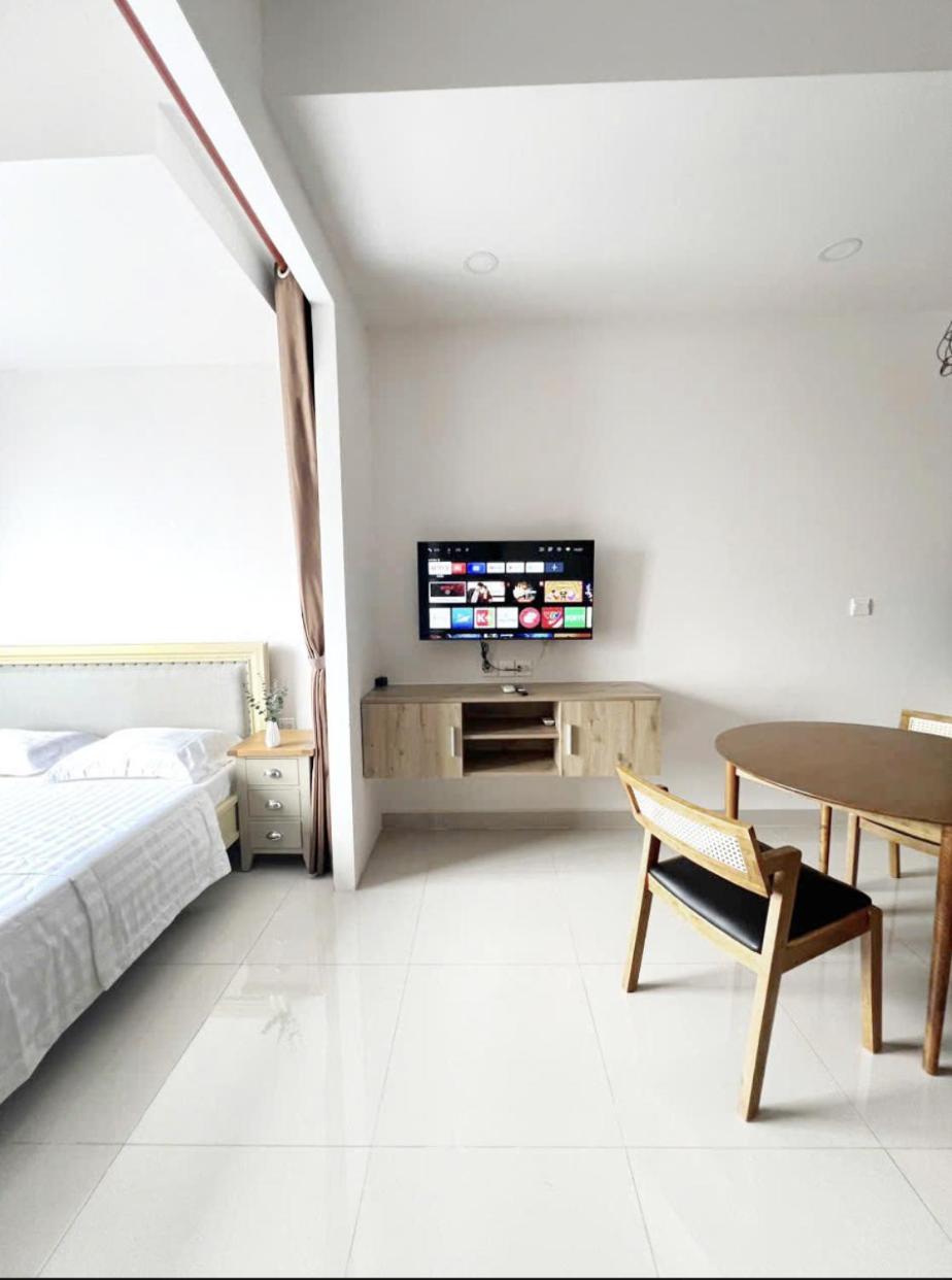 2 bedrooms ,2 WC Vip Sunrise City View D7 , Gym and Pool Free