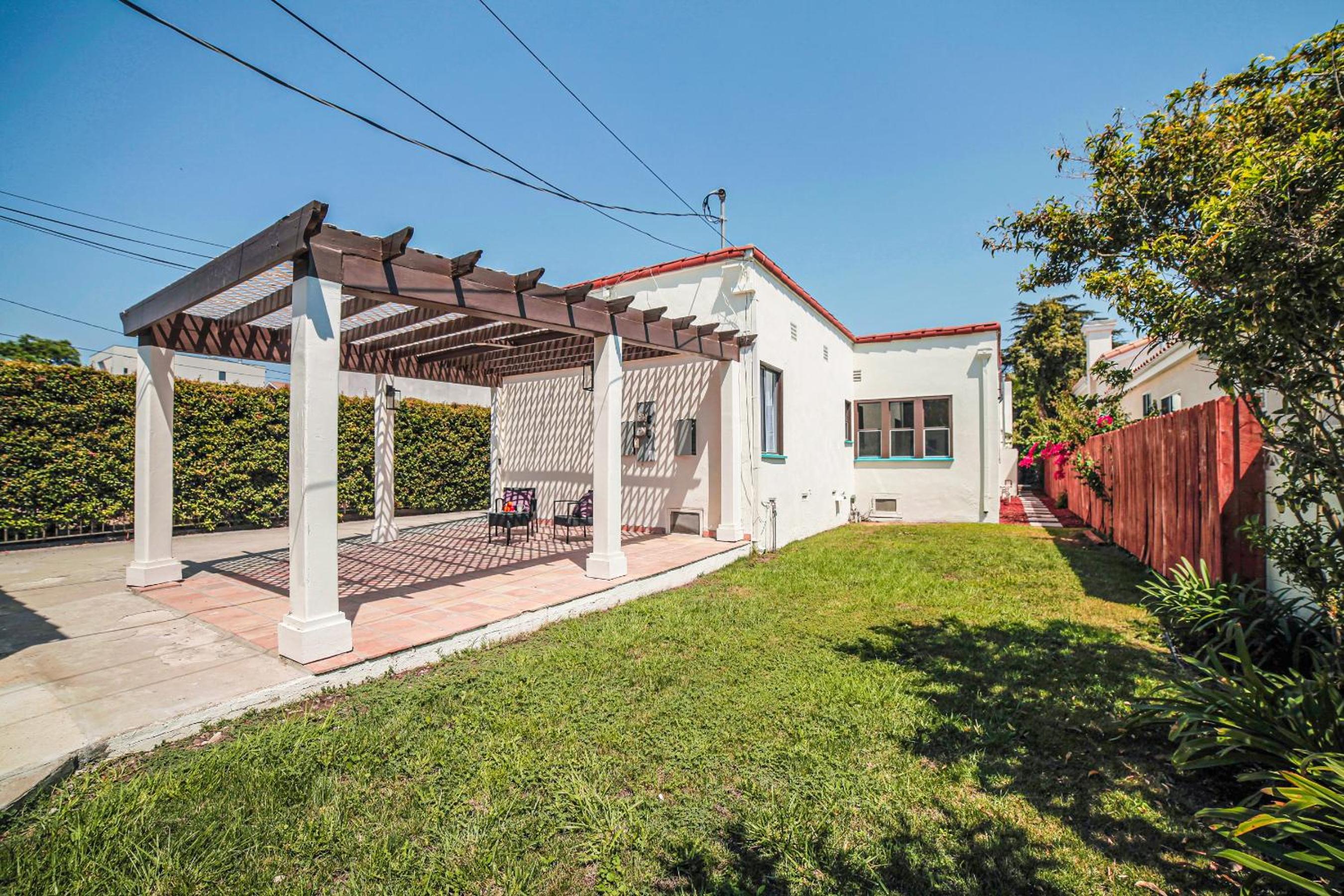Sunny Family Retreat Near Santa Monica Beach