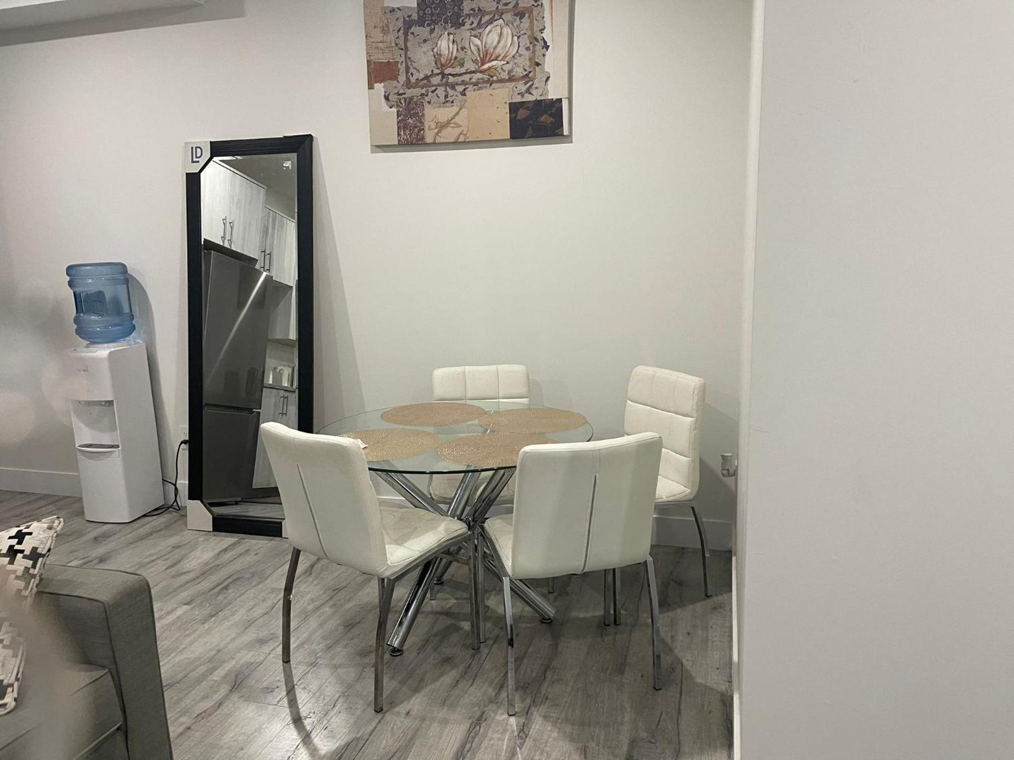Brand-new three bedroom guest suite in the desirable neighbourhood