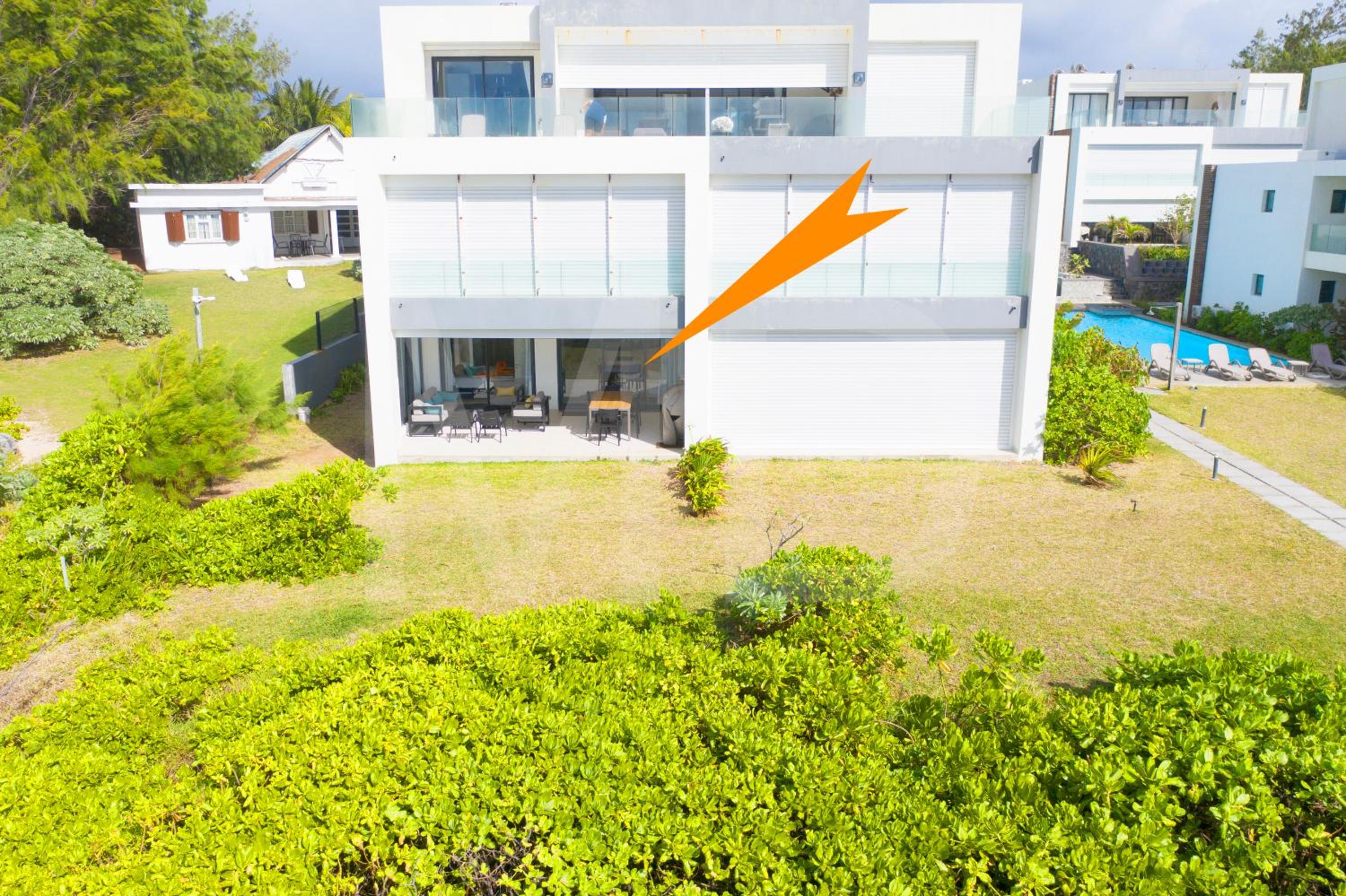 White&Blue Beachfront Luxury Poste Lafayette