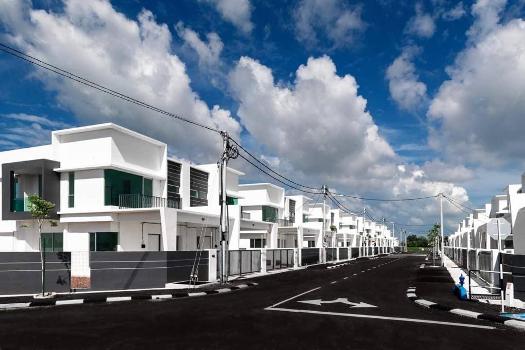 DrFiz Rumah Teratai Indah 4 bilik dan ruang tamu airconds - Semi D dua tingkat 500 meter daripada Hospital Sultanah Bahiyah Alor Setar photo 1