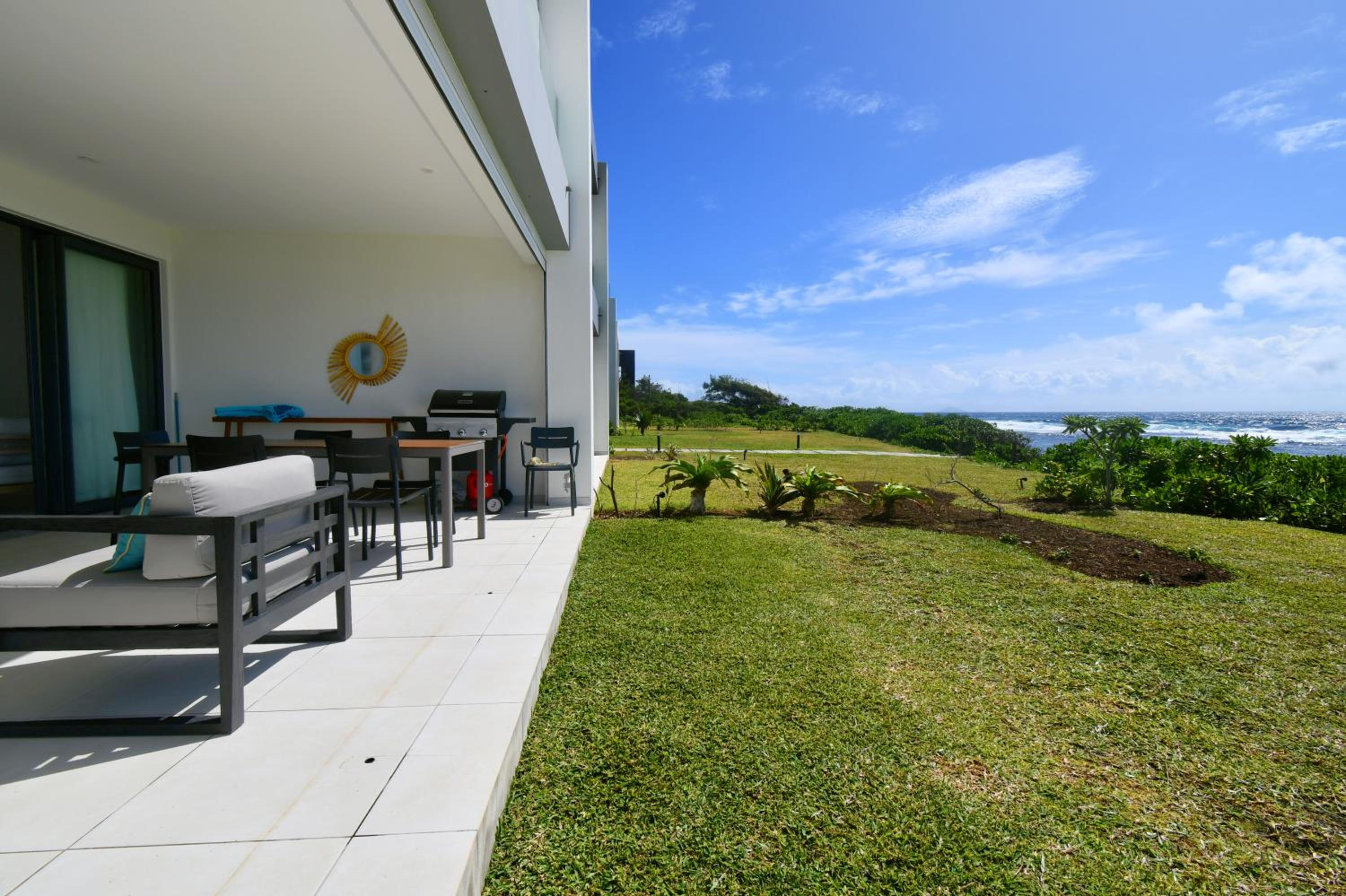 White&Blue Beachfront Luxury Poste Lafayette