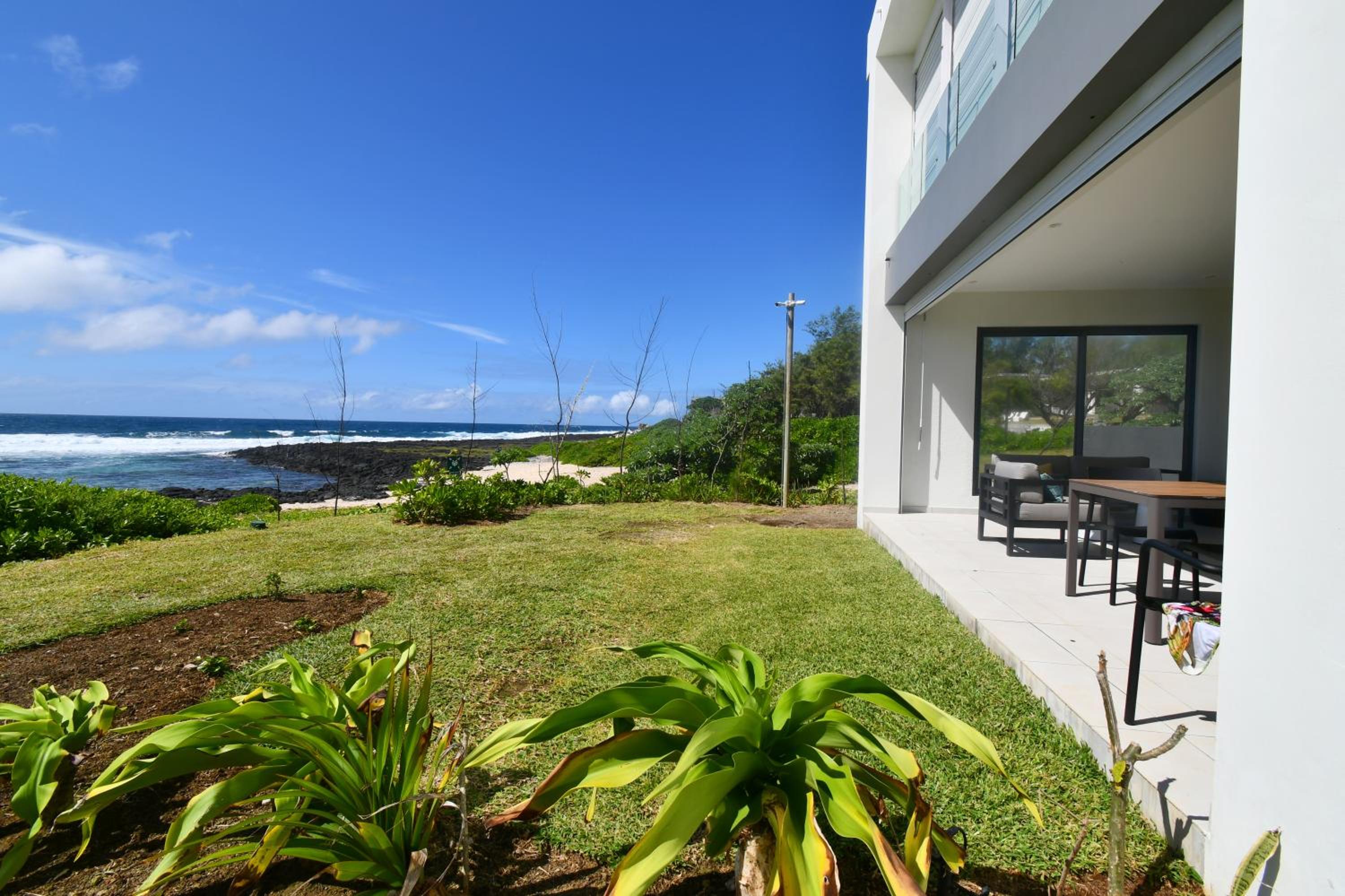 White&Blue Beachfront Luxury Poste Lafayette