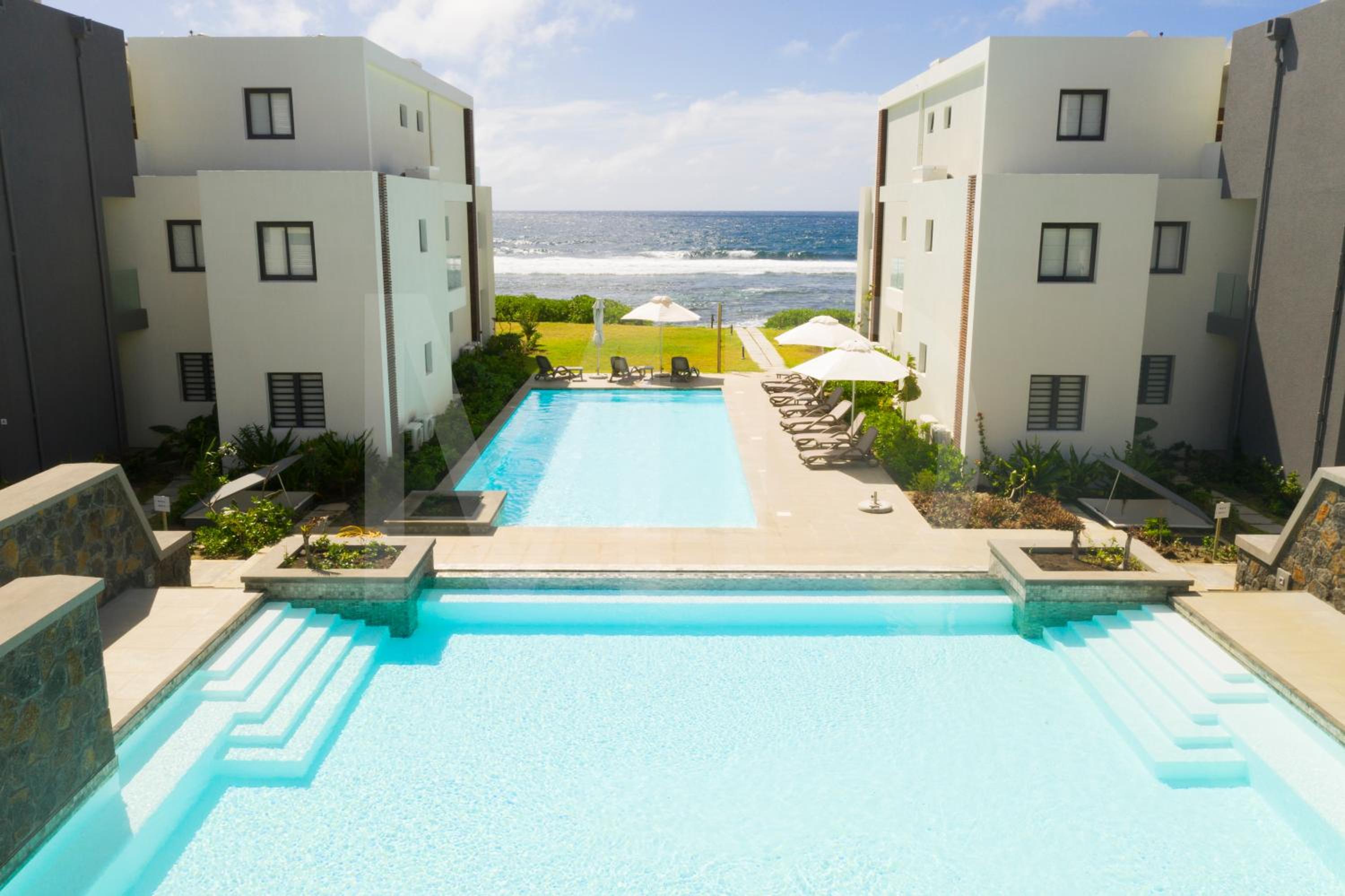 White&Blue Beachfront Luxury Poste Lafayette
