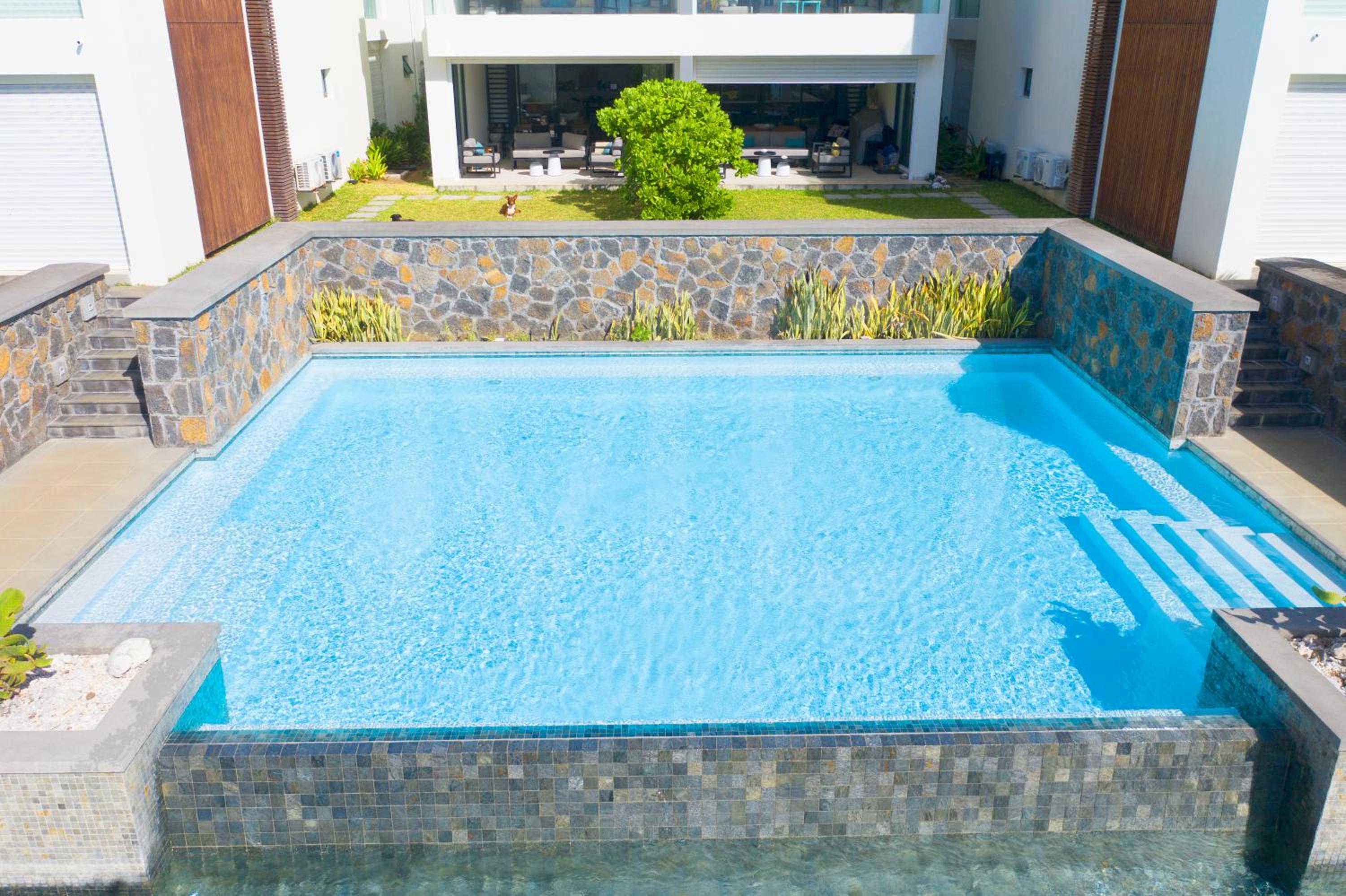 White&Blue Beachfront Luxury Poste Lafayette
