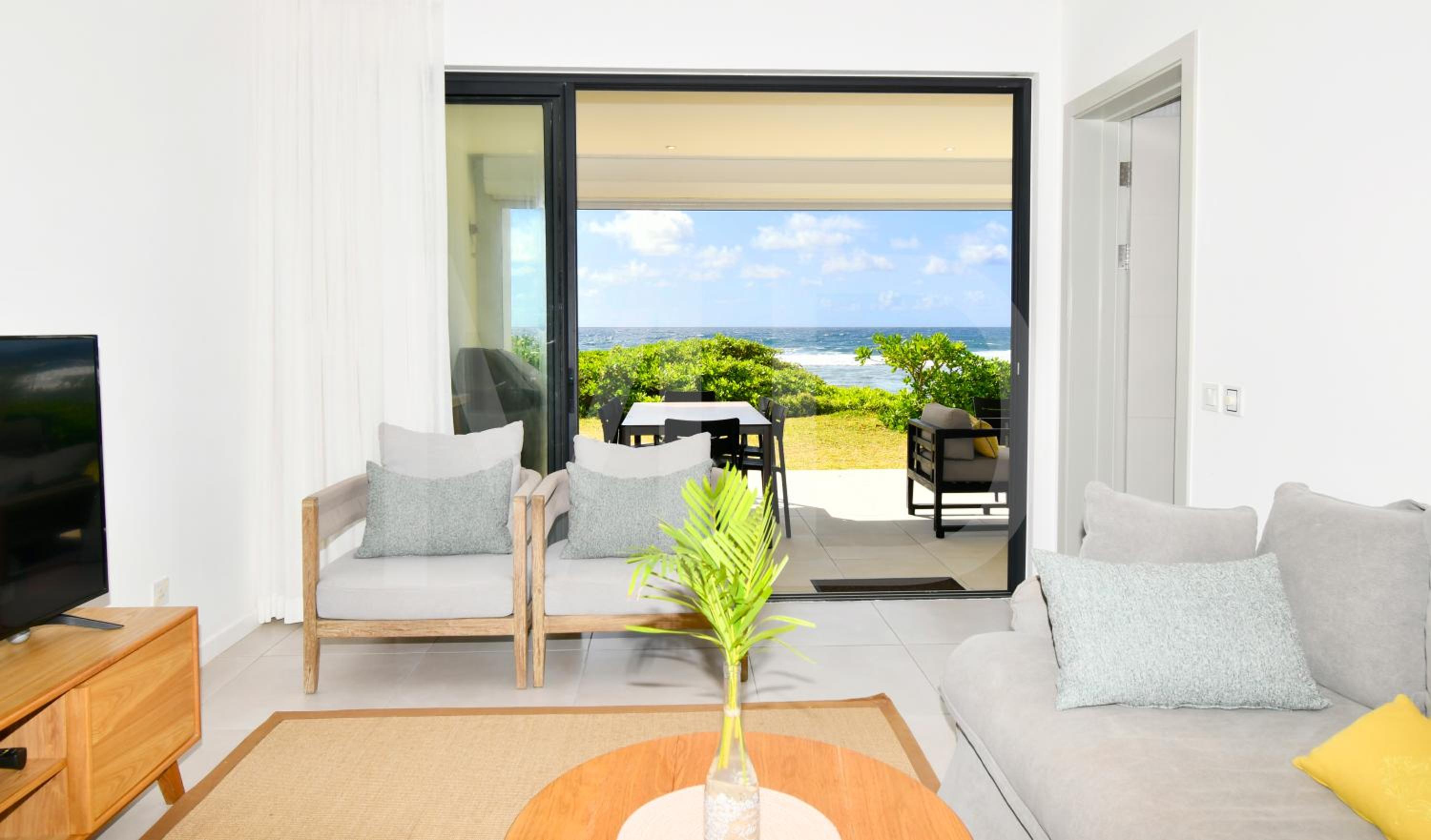 White&Blue Beachfront Luxury Poste Lafayette