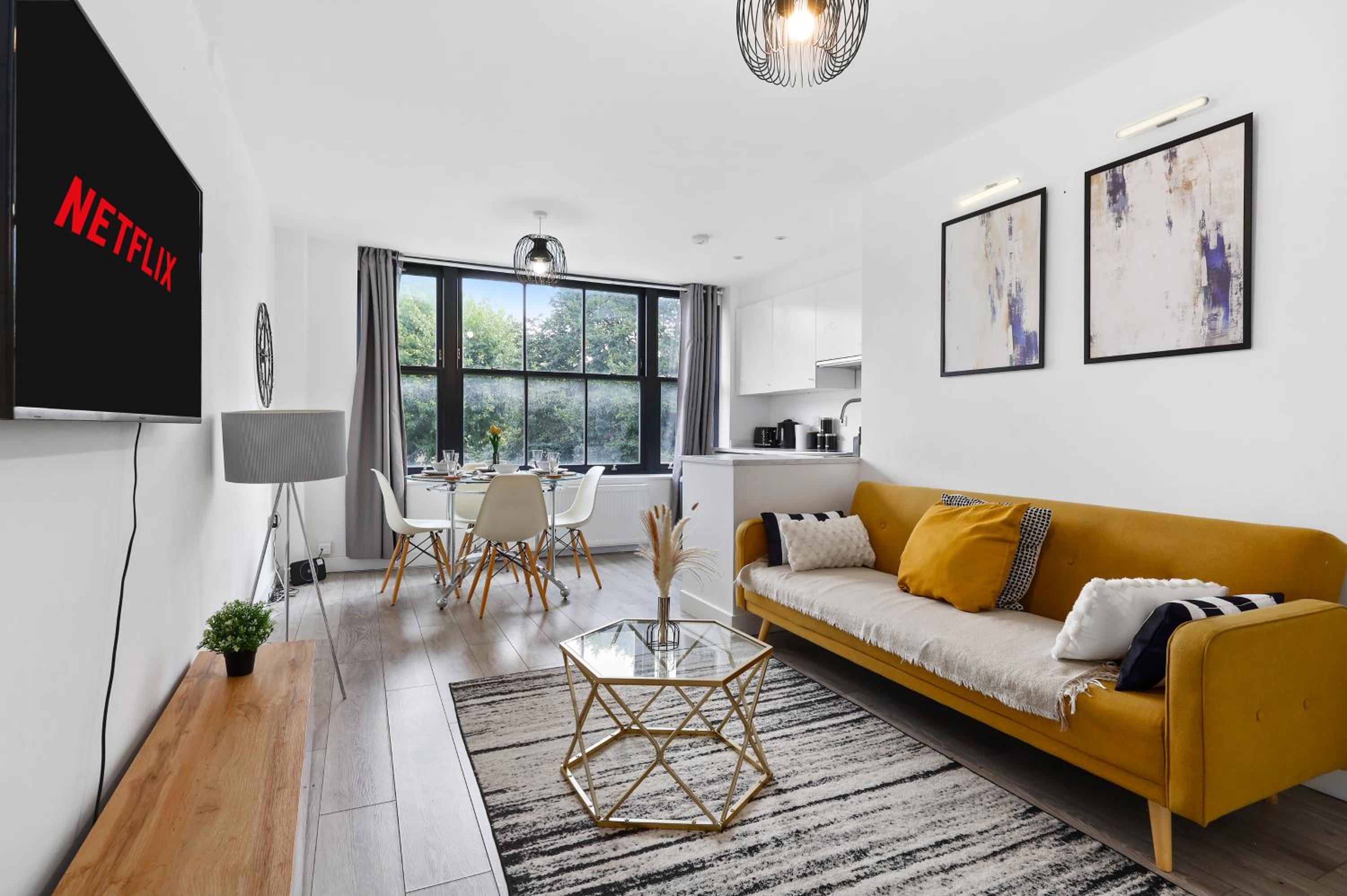 Stylish Large 3-bed Apartment, Quick Access to London Sights, Free Parking