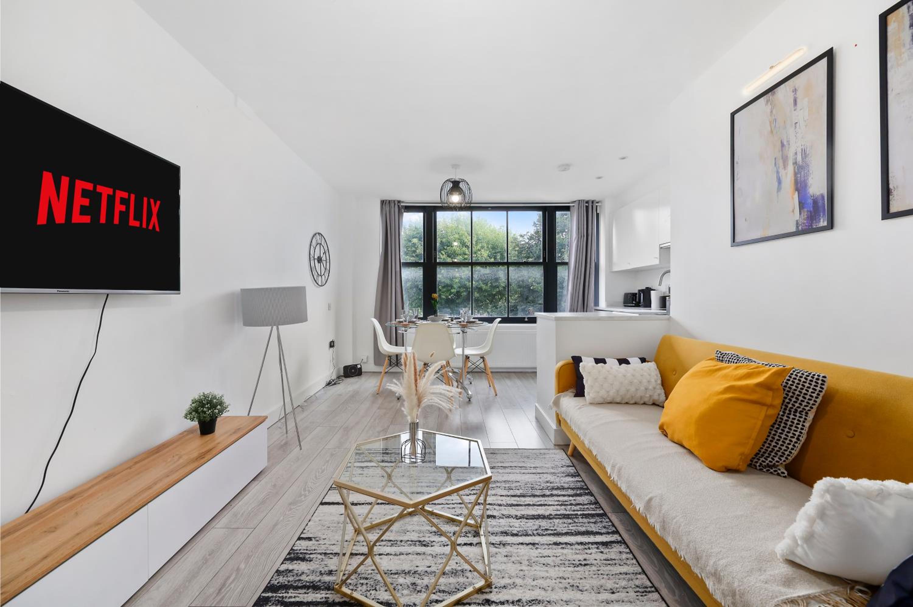 Stylish Large 3-bed Apartment, Quick Access to London Sights, Free Parking