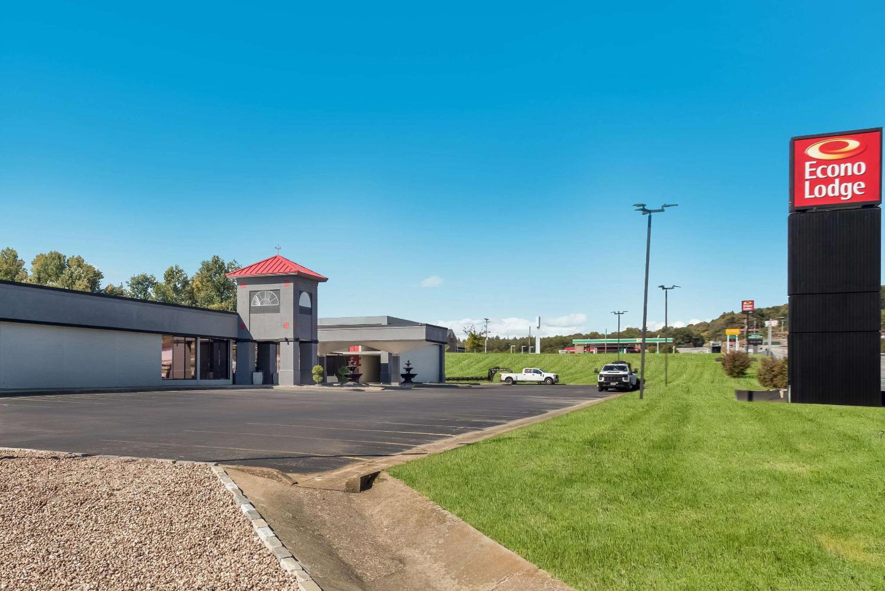 Cave City Vacations - Econo Lodge - Property Image 2