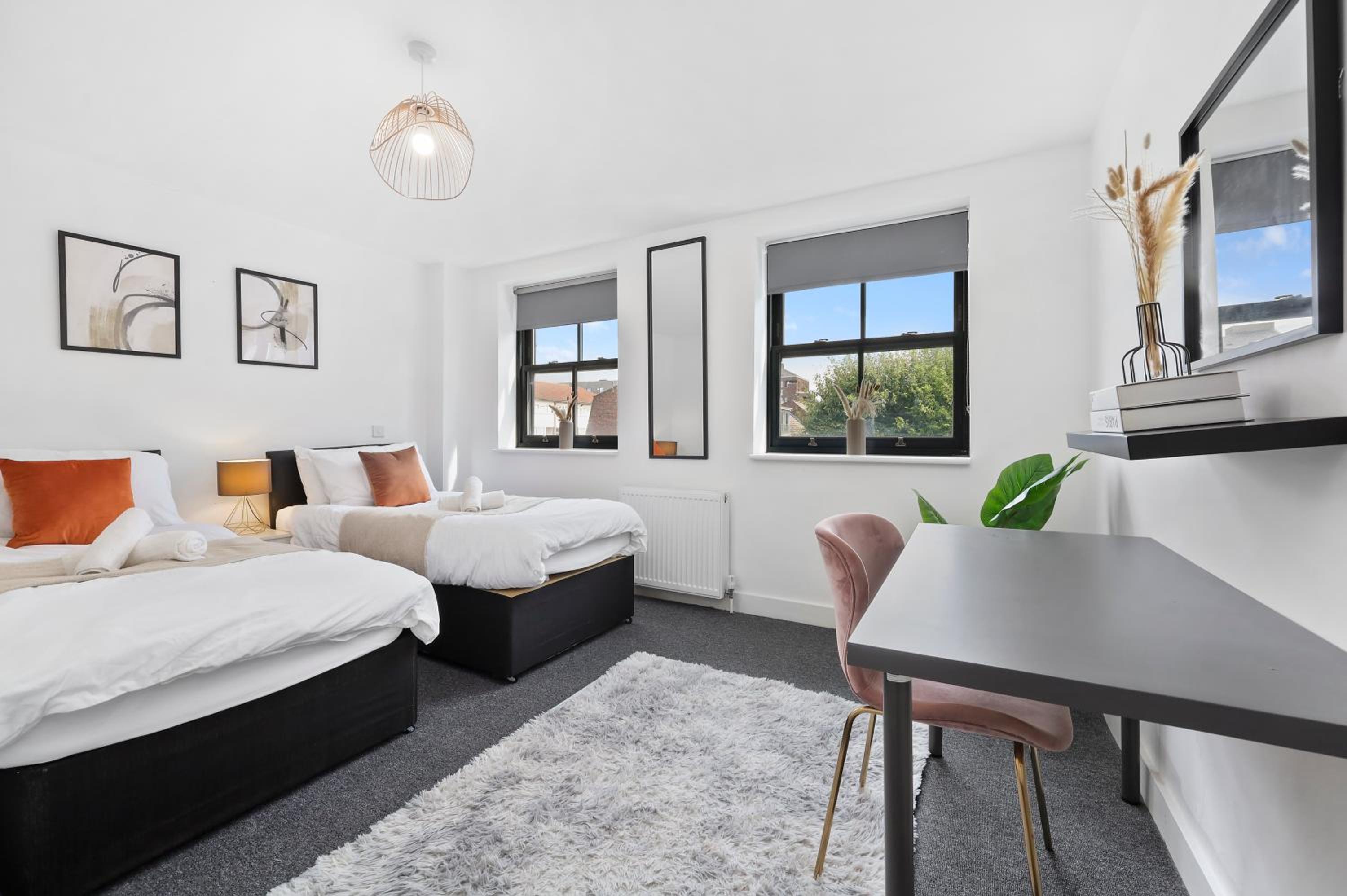 Stylish Large 3-bed Apartment, Quick Access to London Sights, Free Parking