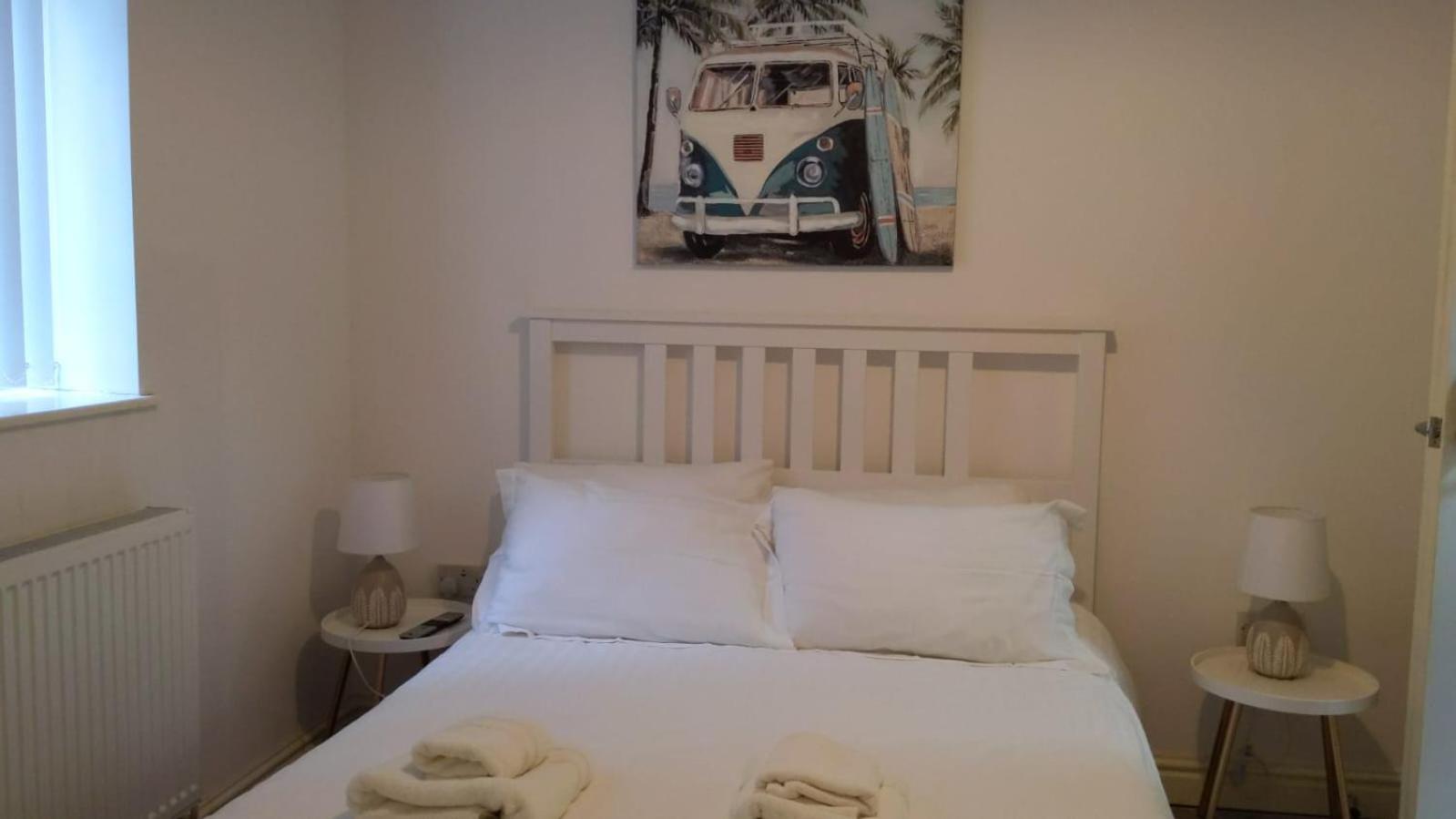 Beautiful 6 bedroom home close to city centre with free parking view 4