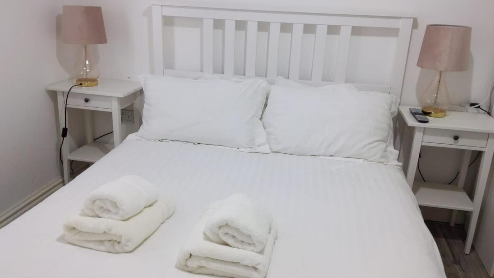 Beautiful 6 bedroom home close to city centre with free parking view 5
