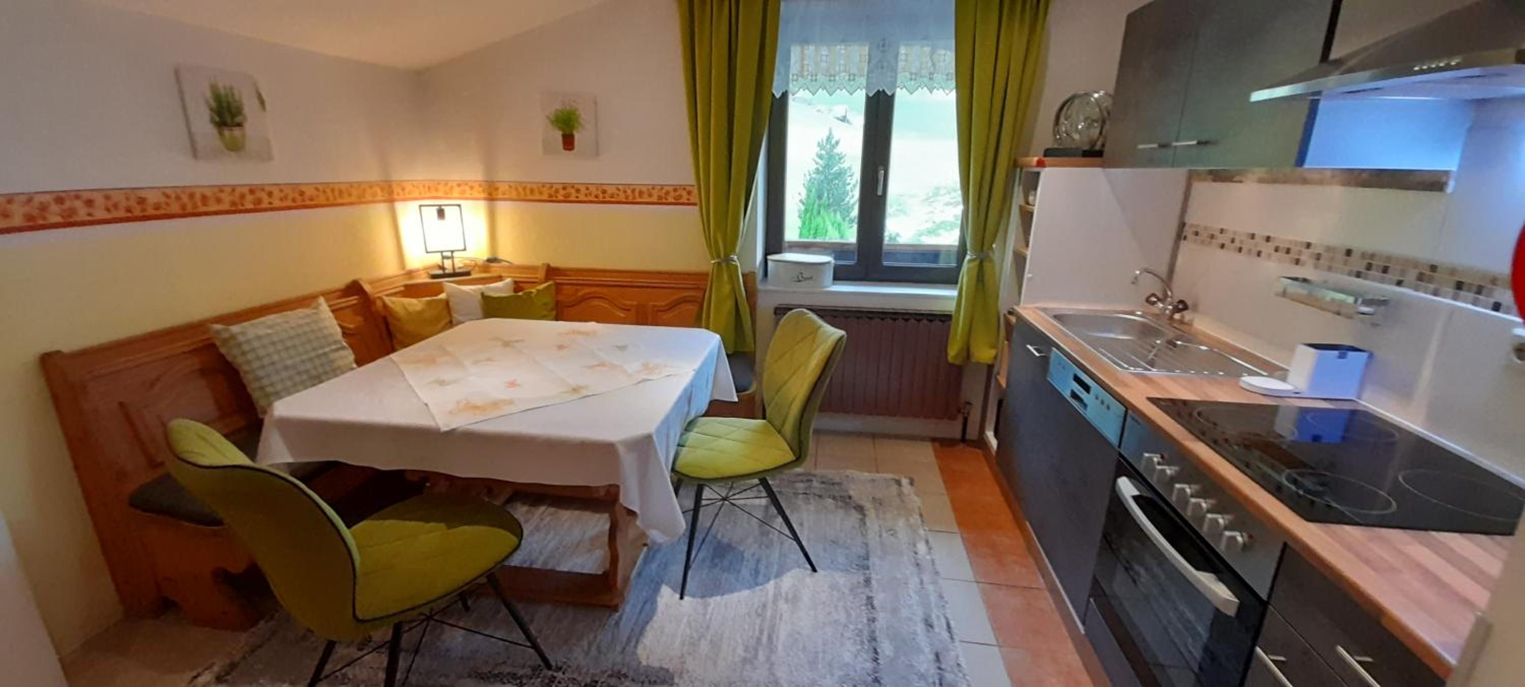 Ferienwohnung am Krausberghof mit Balkon und Parkplatz, Aufenthaltsraum mit Spielmöglichkeiten, Erholung- inmitten der Natur, 6 Fahrminuten zur Alpentherme
