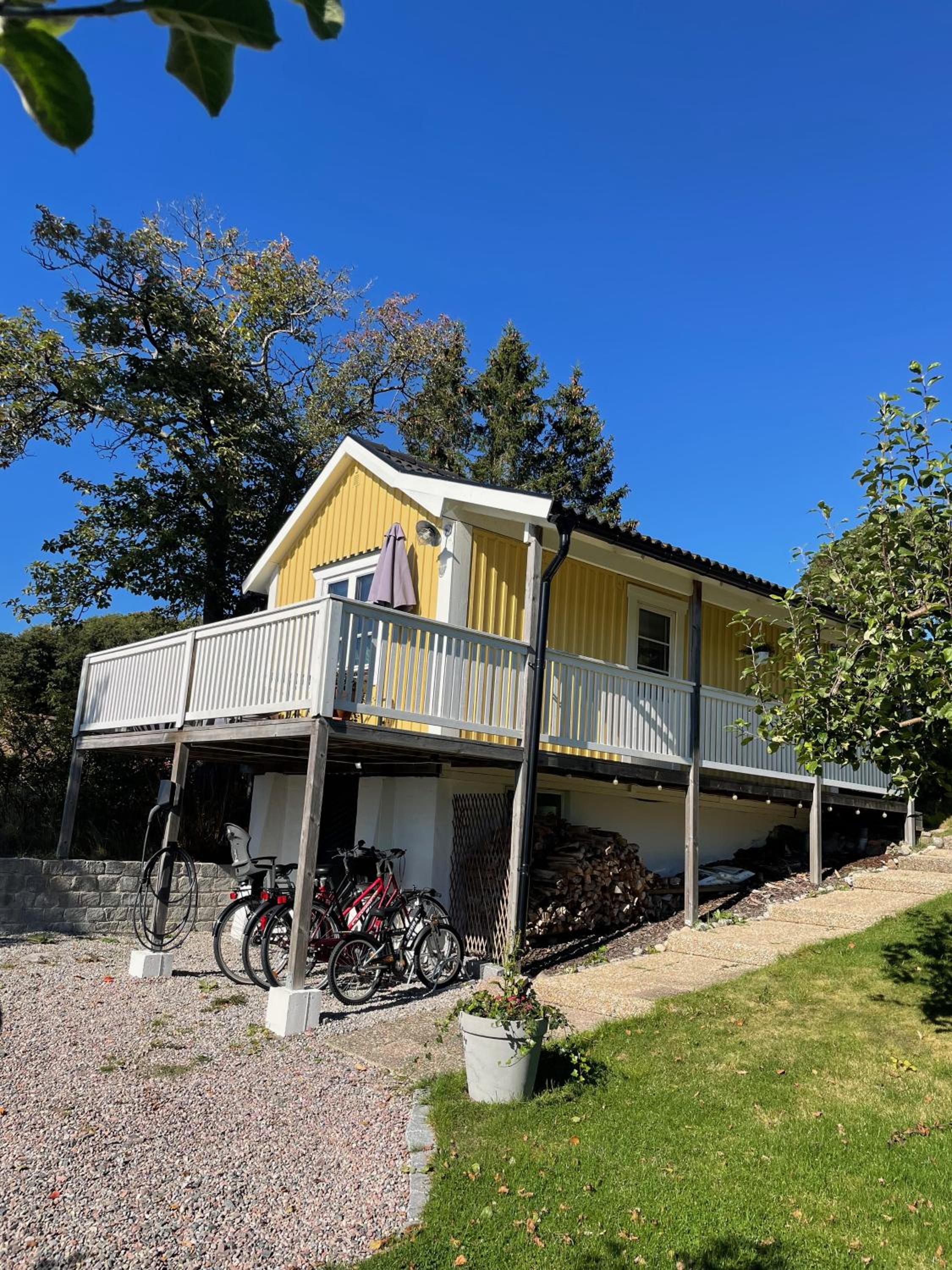 Cosy little house with sea view and great location view 3