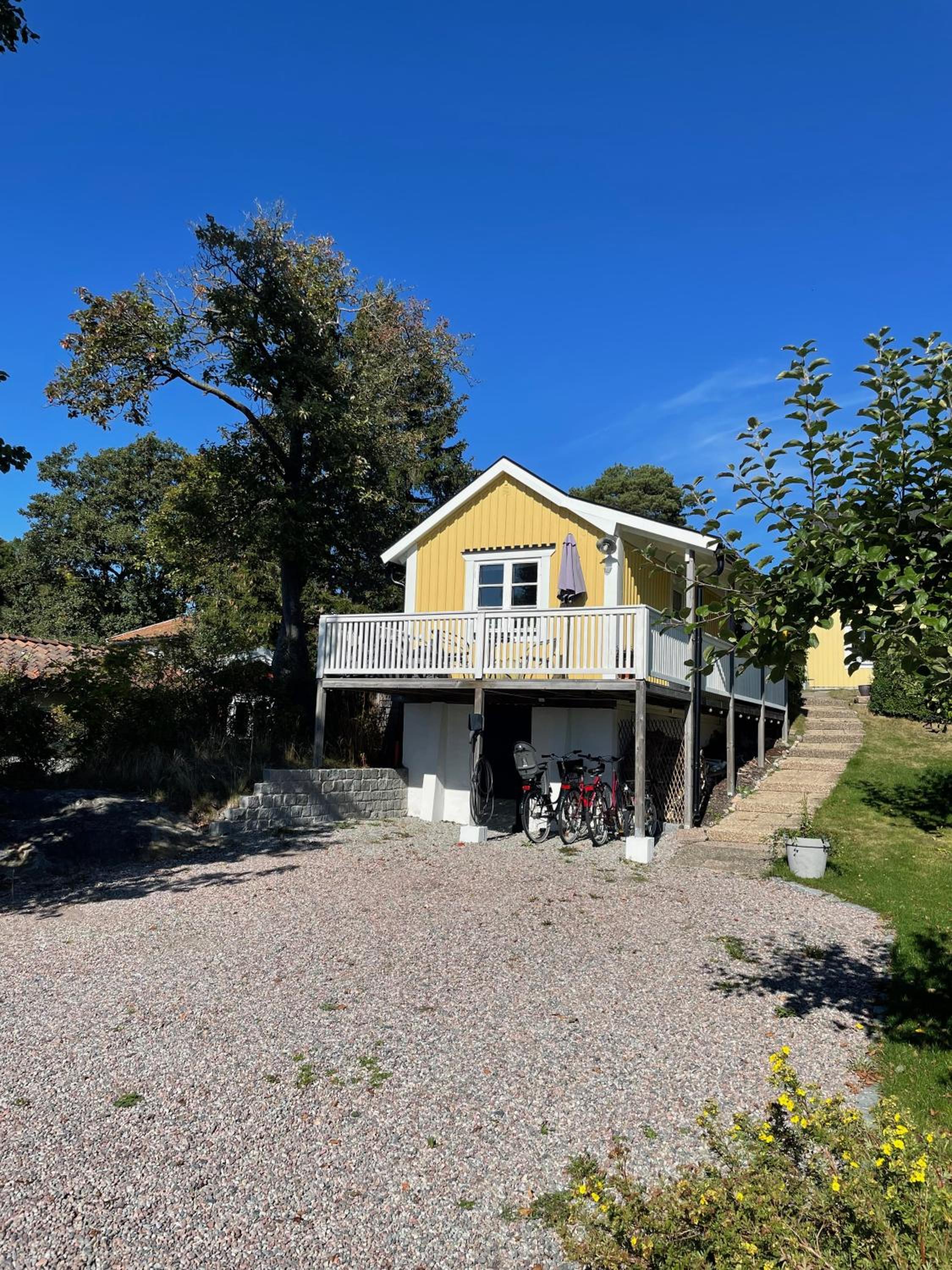 Cosy little house with sea view and great location view 2