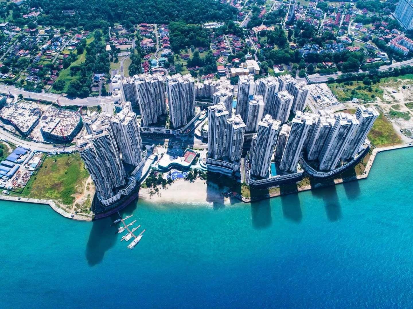 Cozy Beachfront Seaview with 2 CarParks FOC Netflix Access and YouTube Premium 3Beds3Bath 6-11pax by Minshuku