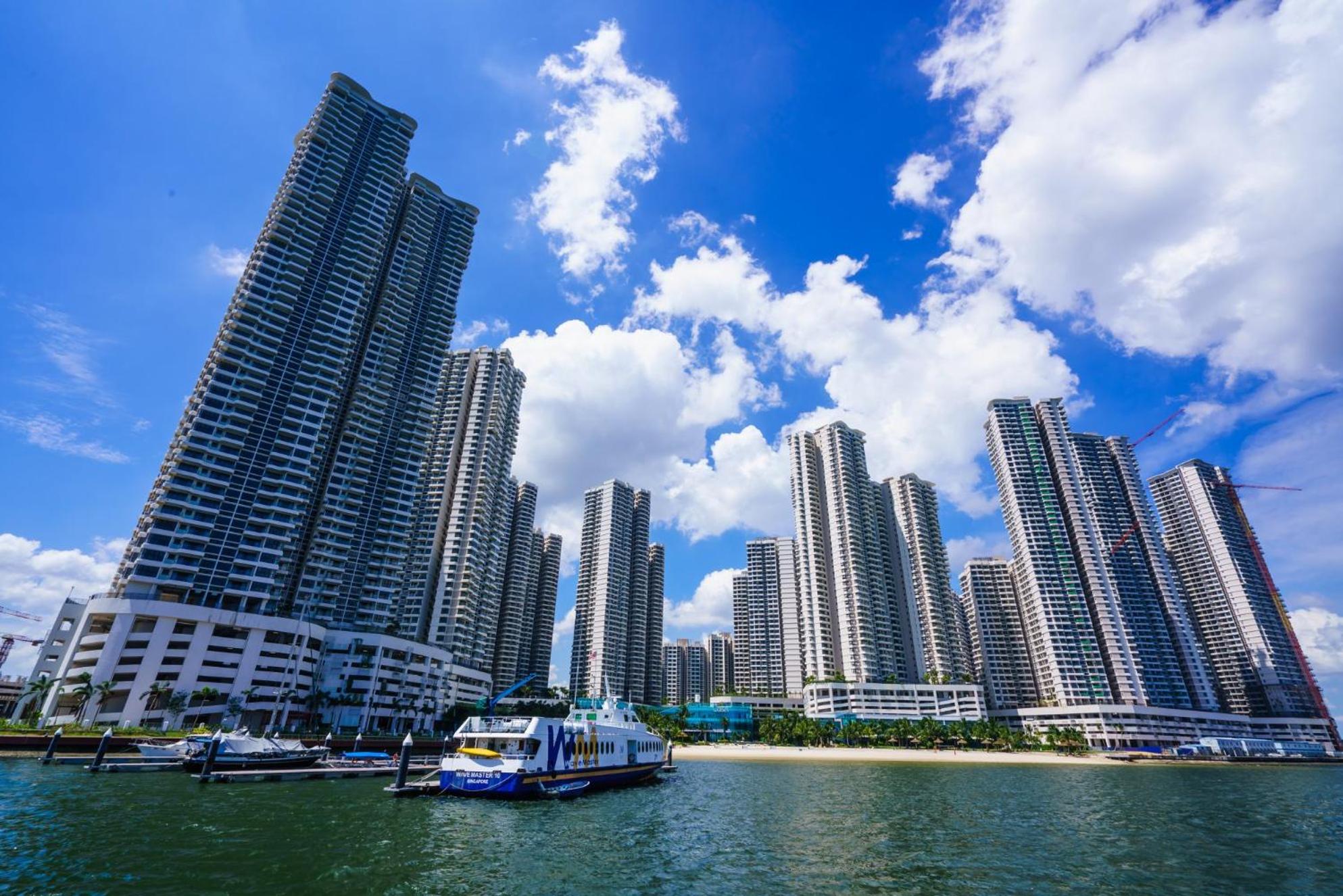 Cozy Beachfront Seaview with 2 CarParks FOC Netflix Access and YouTube Premium 3Beds3Bath 6-11pax by Minshuku