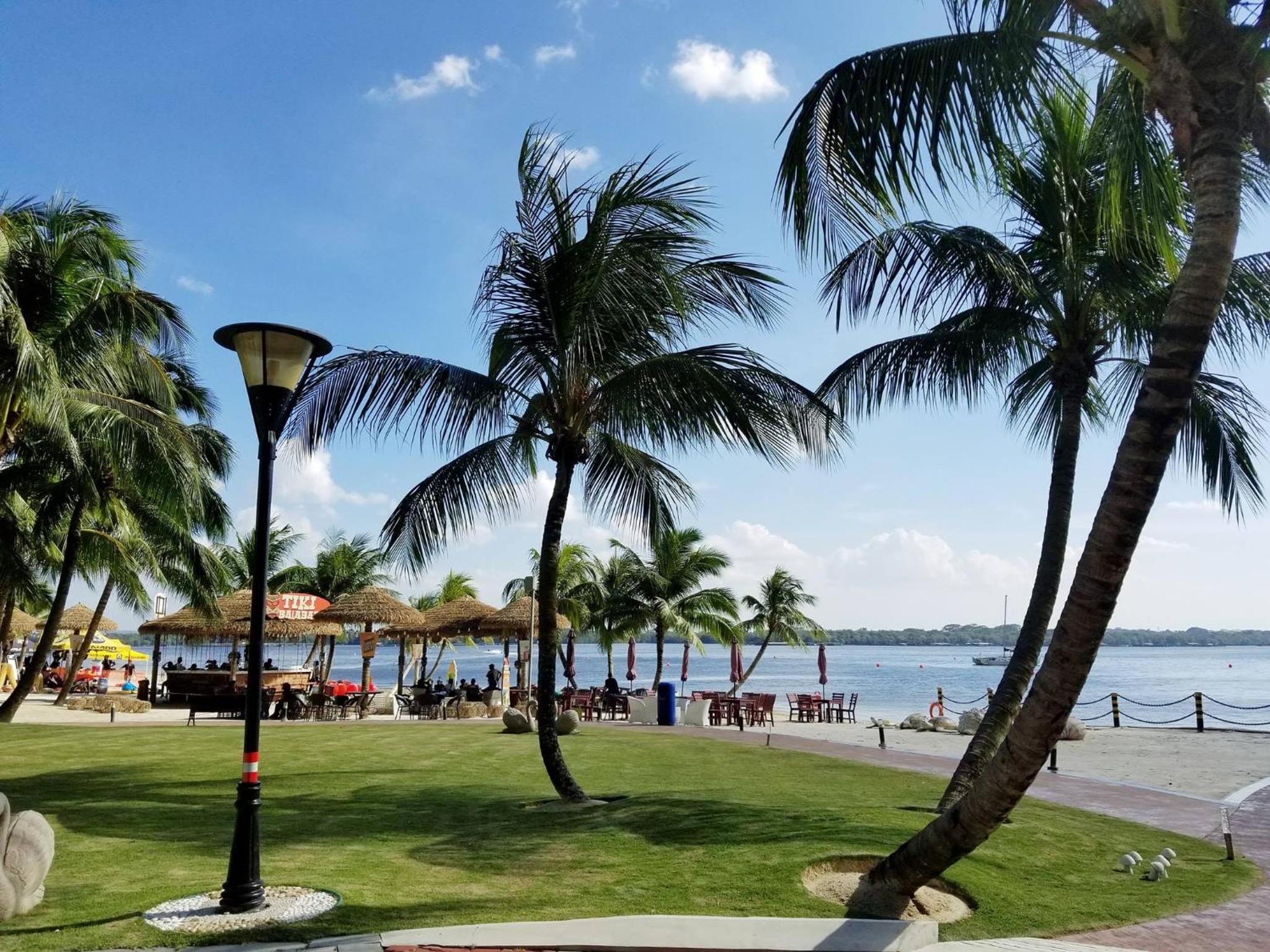 Cozy Beachfront Seaview with 2 CarParks FOC Netflix Access and YouTube Premium 3Beds3Bath 6-11pax by Minshuku