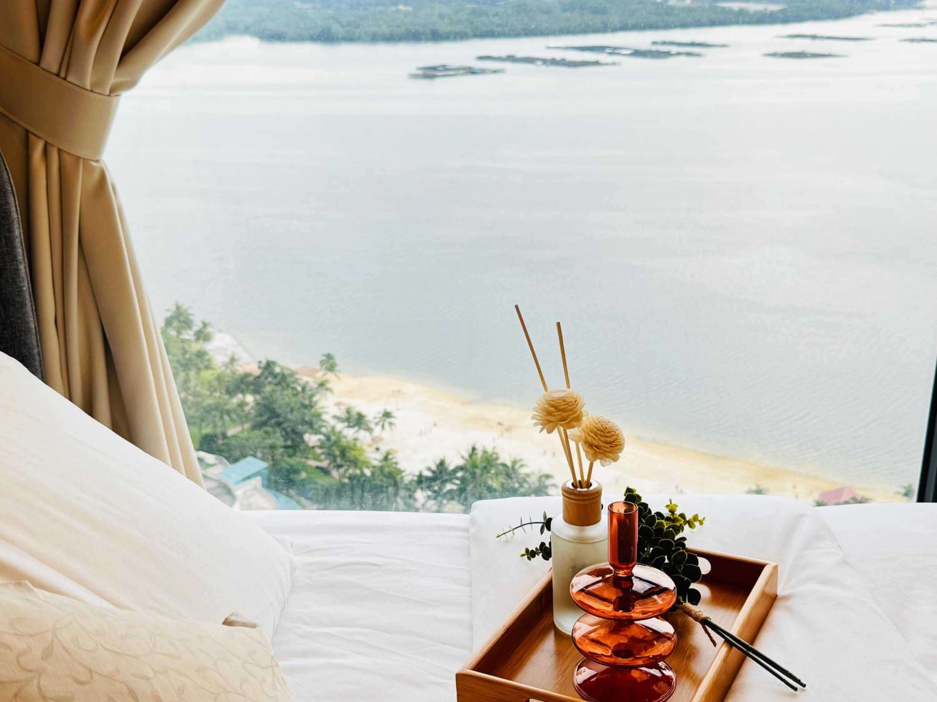Cozy Beachfront Seaview with 2 CarParks FOC Netflix Access and YouTube Premium 3Beds3Bath 6-11pax by Minshuku