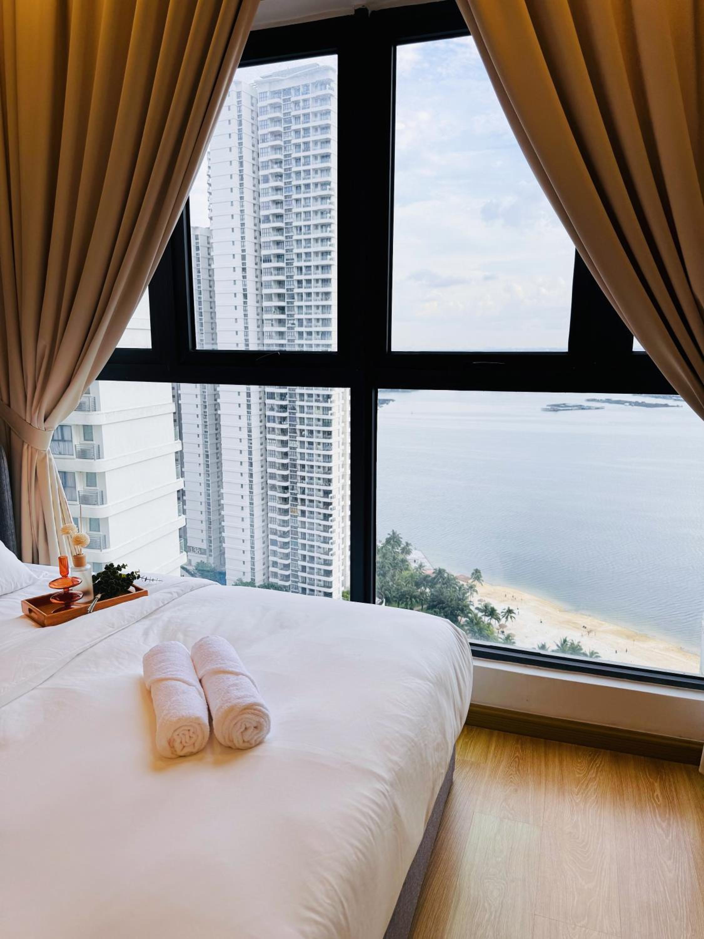 Cozy Beachfront Seaview with 2 CarParks FOC Netflix Access and YouTube Premium 3Beds3Bath 6-11pax by Minshuku