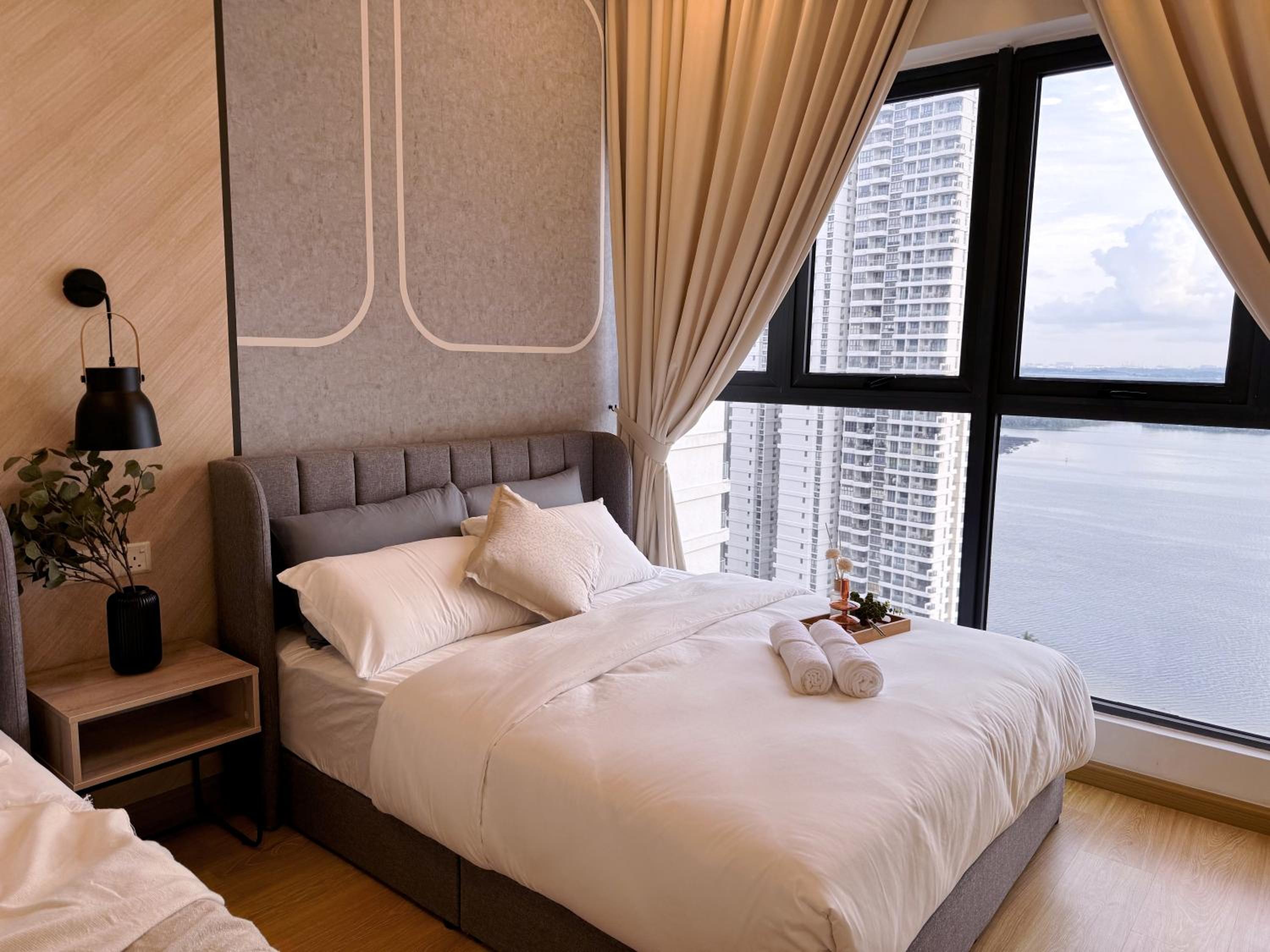Cozy Beachfront Seaview with 2 CarParks FOC Netflix Access and YouTube Premium 3Beds3Bath 6-11pax by Minshuku