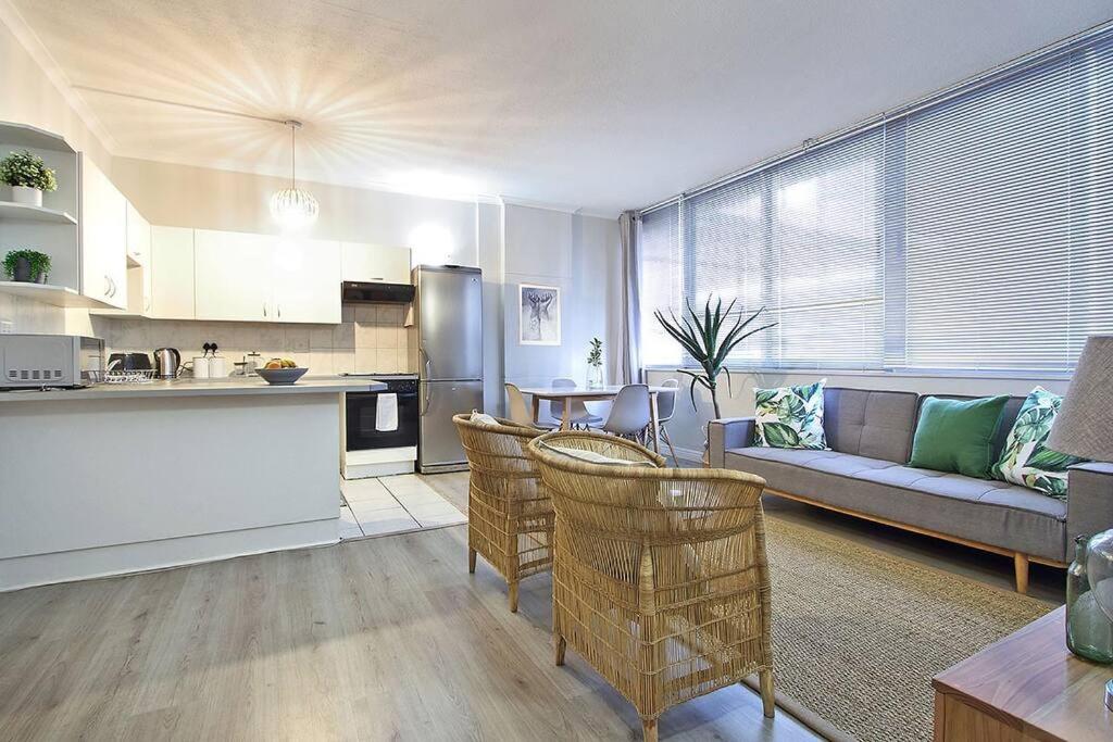 Perspectives 1 Bedroom Apartment in CBD with rooftop pool and views view 2